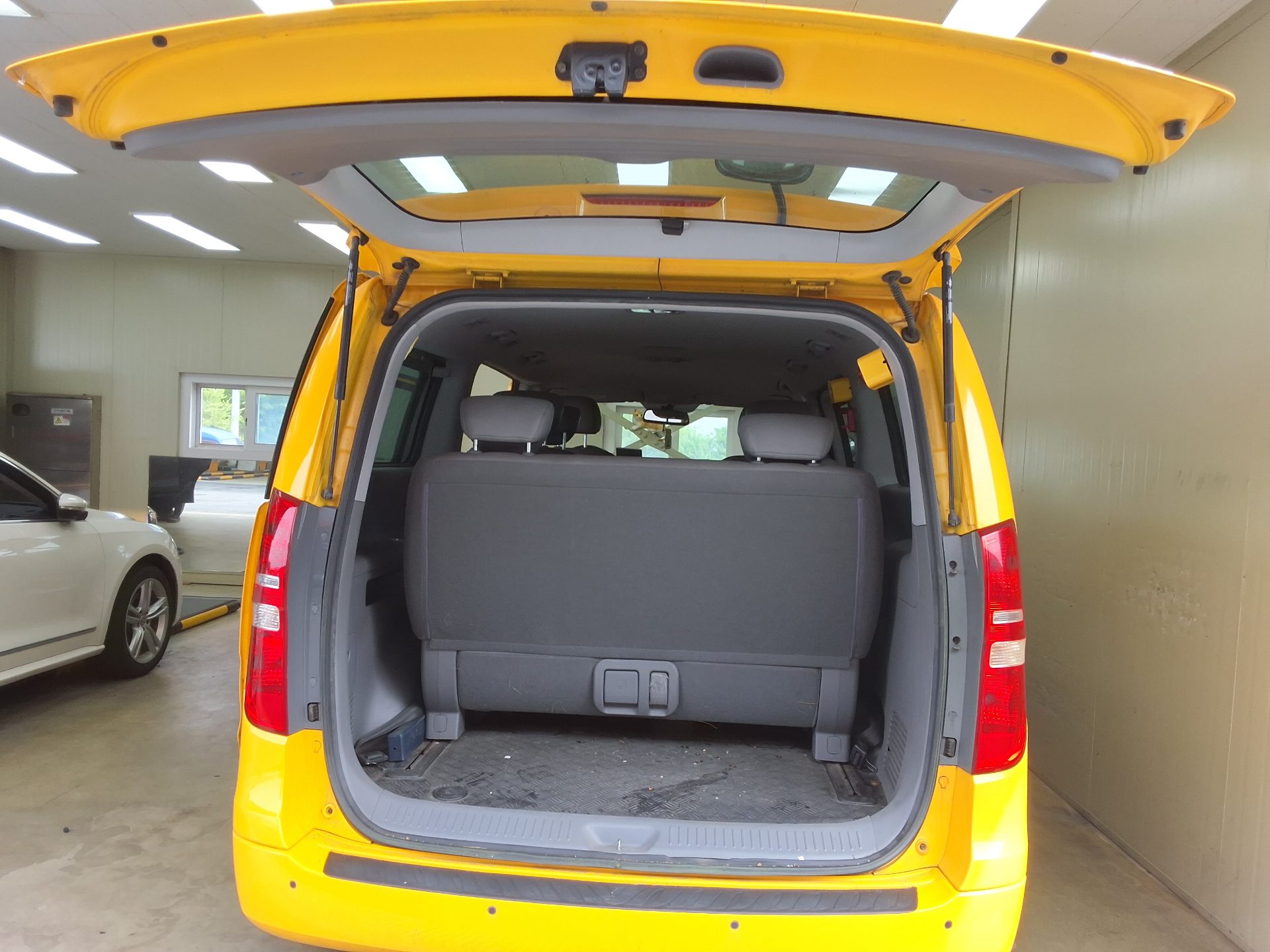 2013 - hyundai grand starex