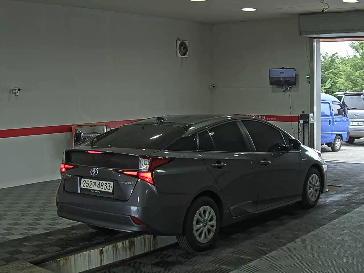 2021 - toyota prius