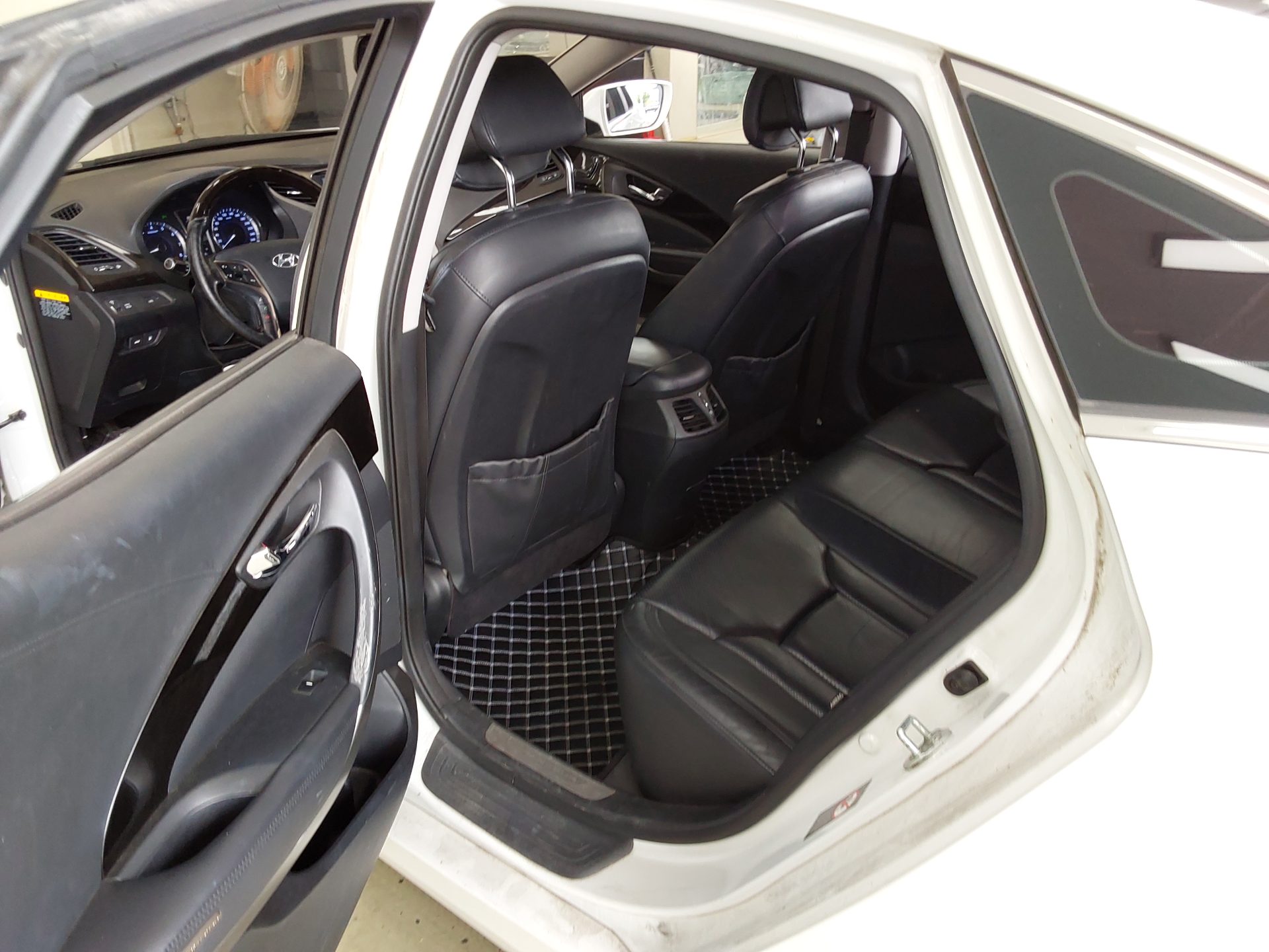 2011 - hyundai grandeur