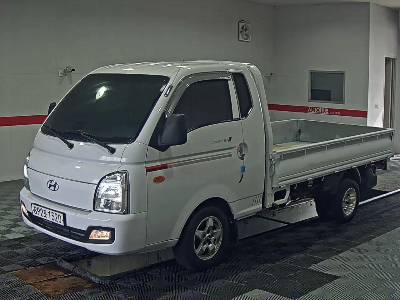 HYUNDAI PORTER II HIGH-ROOF BUILT-IN BOX TRUCK SUPER CAB