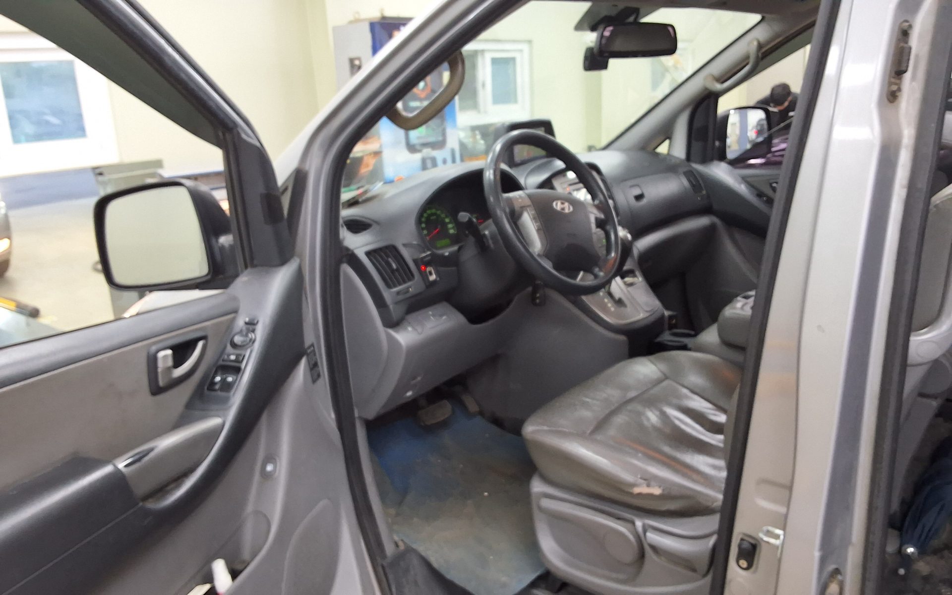 2012 - hyundai grand starex