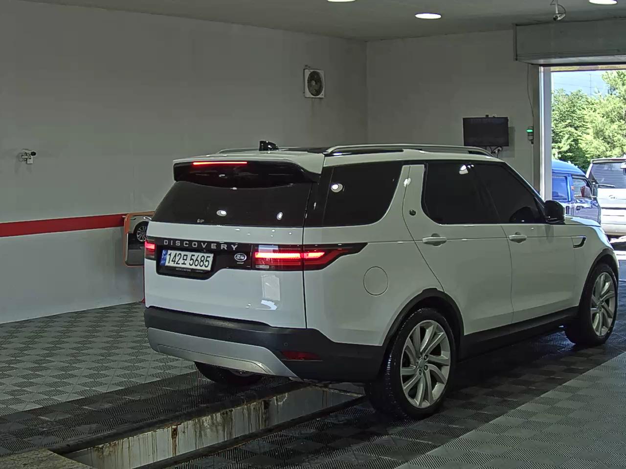 2022 - land rover discovery