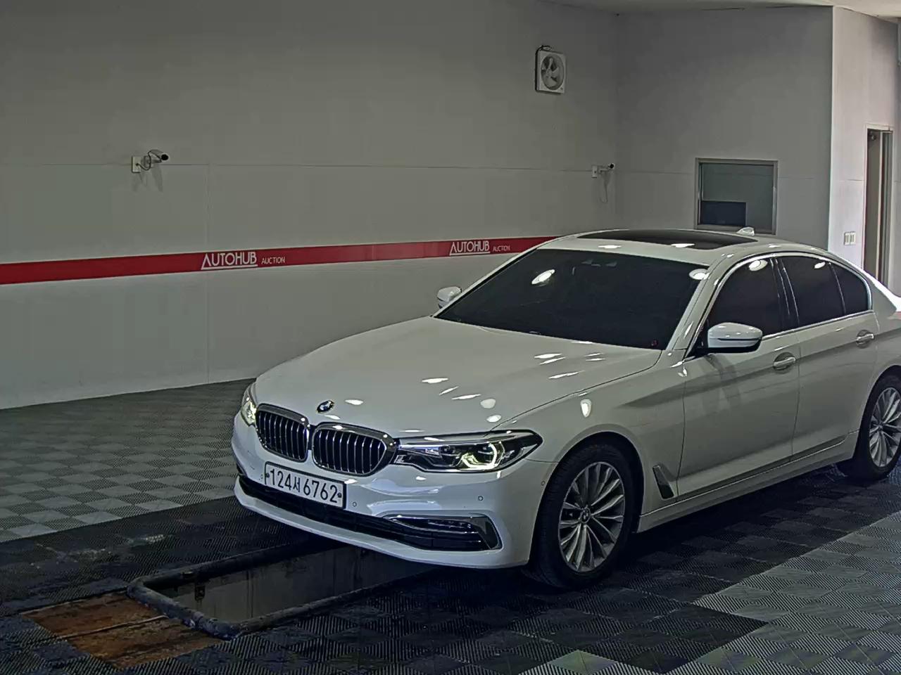BMW 5 SERIES (7TH GEN) 520d