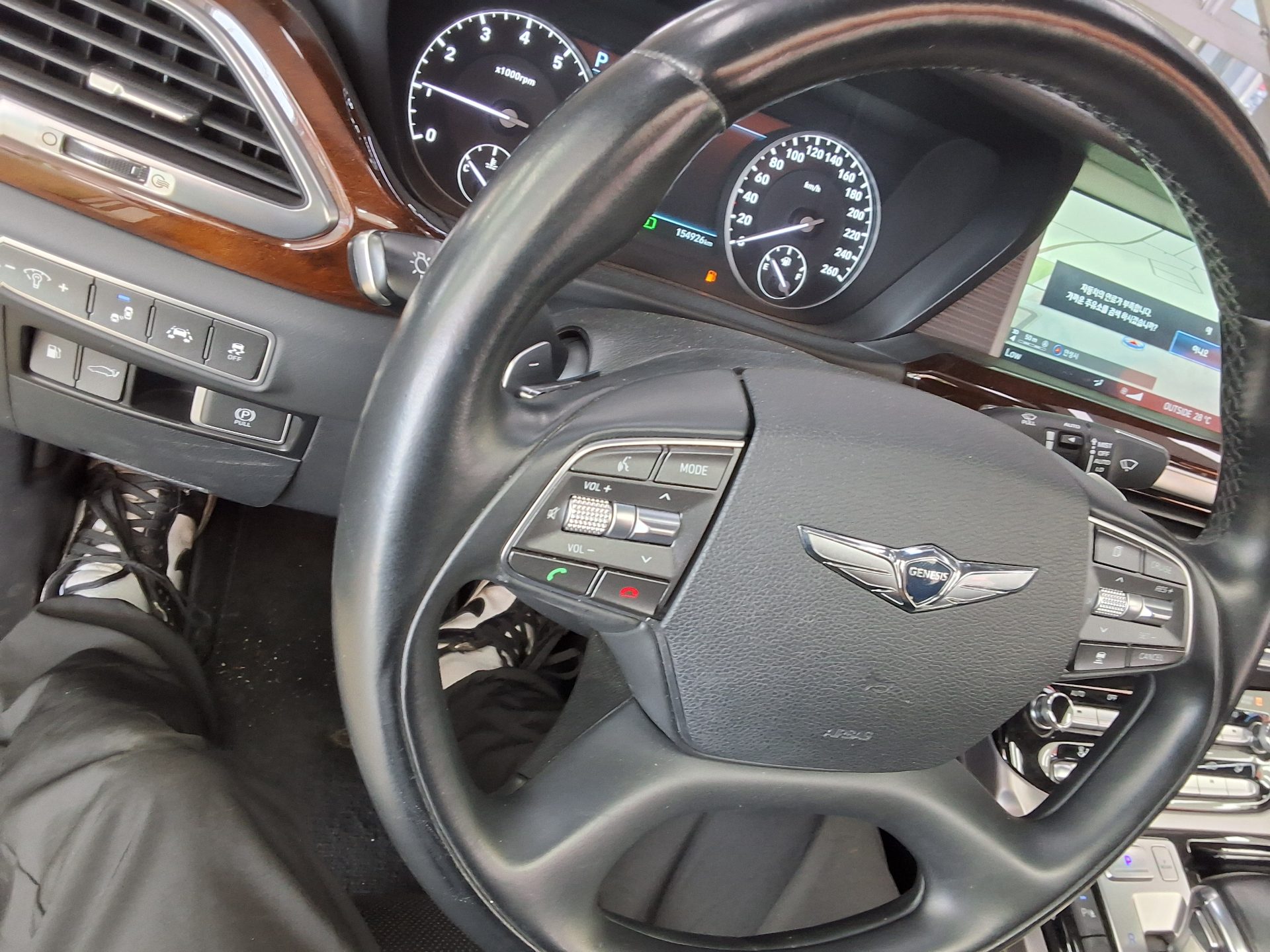 2016 - genesis eq900