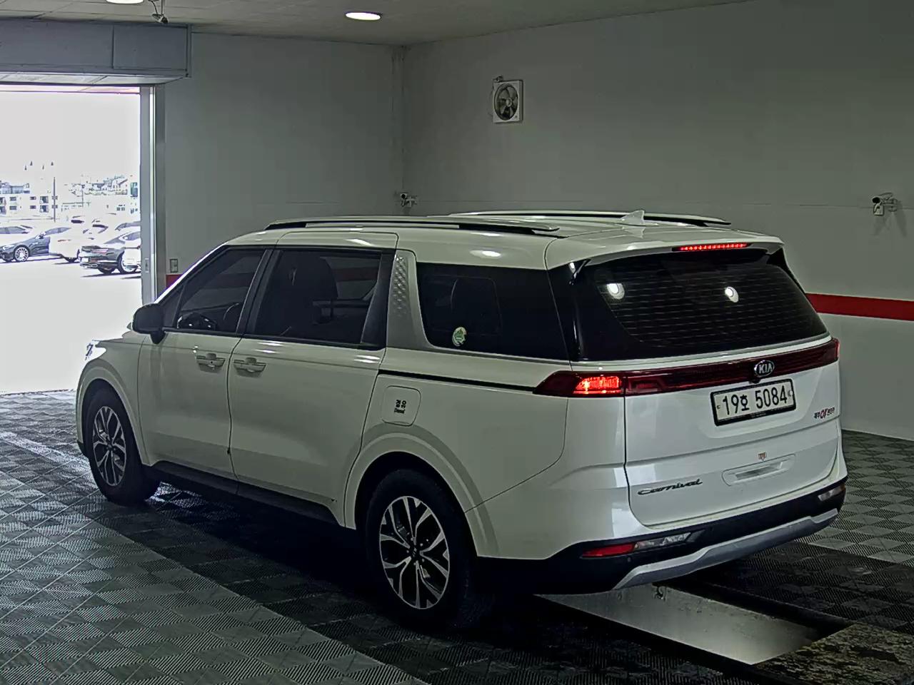 2021 - kia carnival