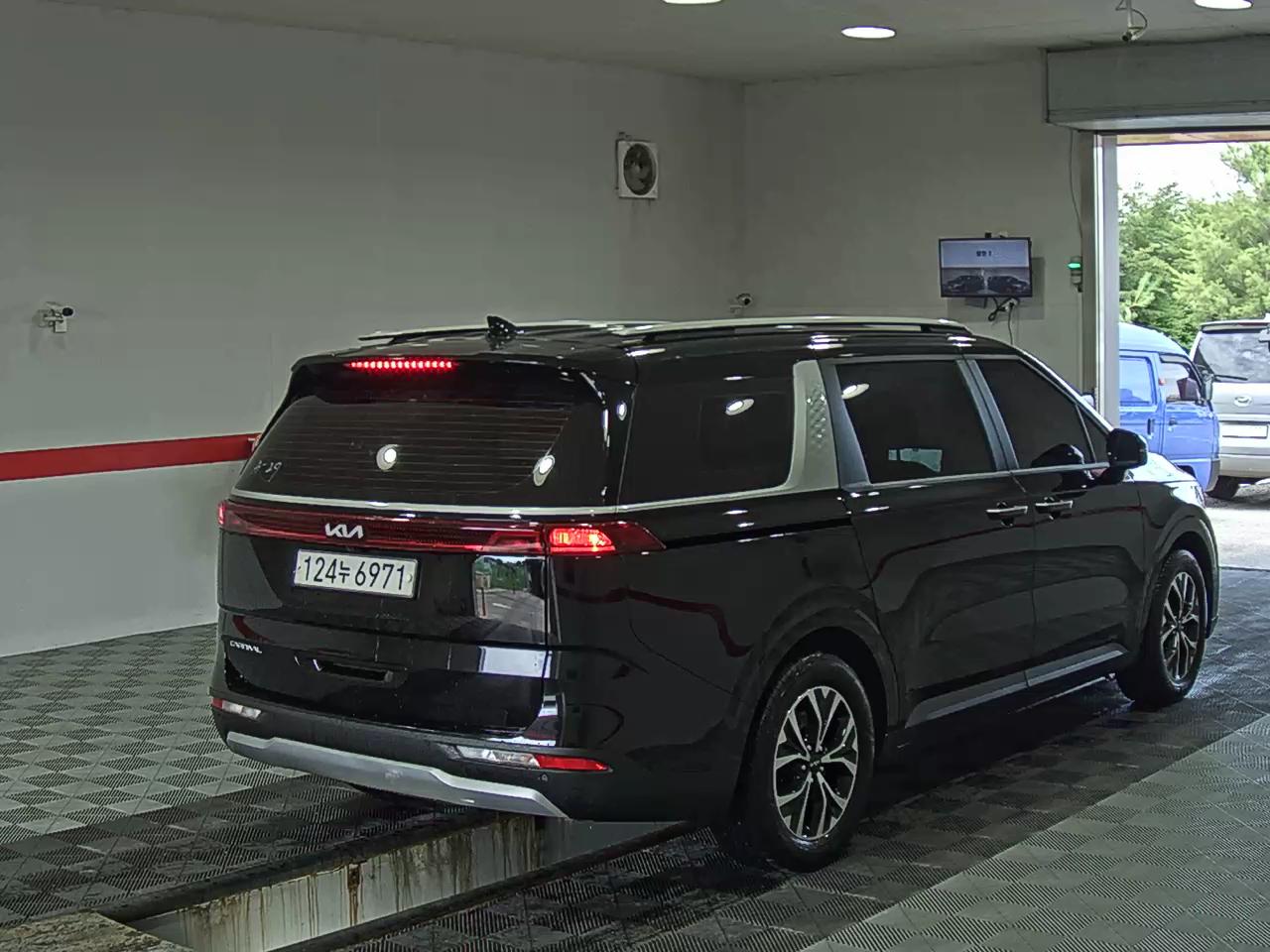 2023 - kia carnival