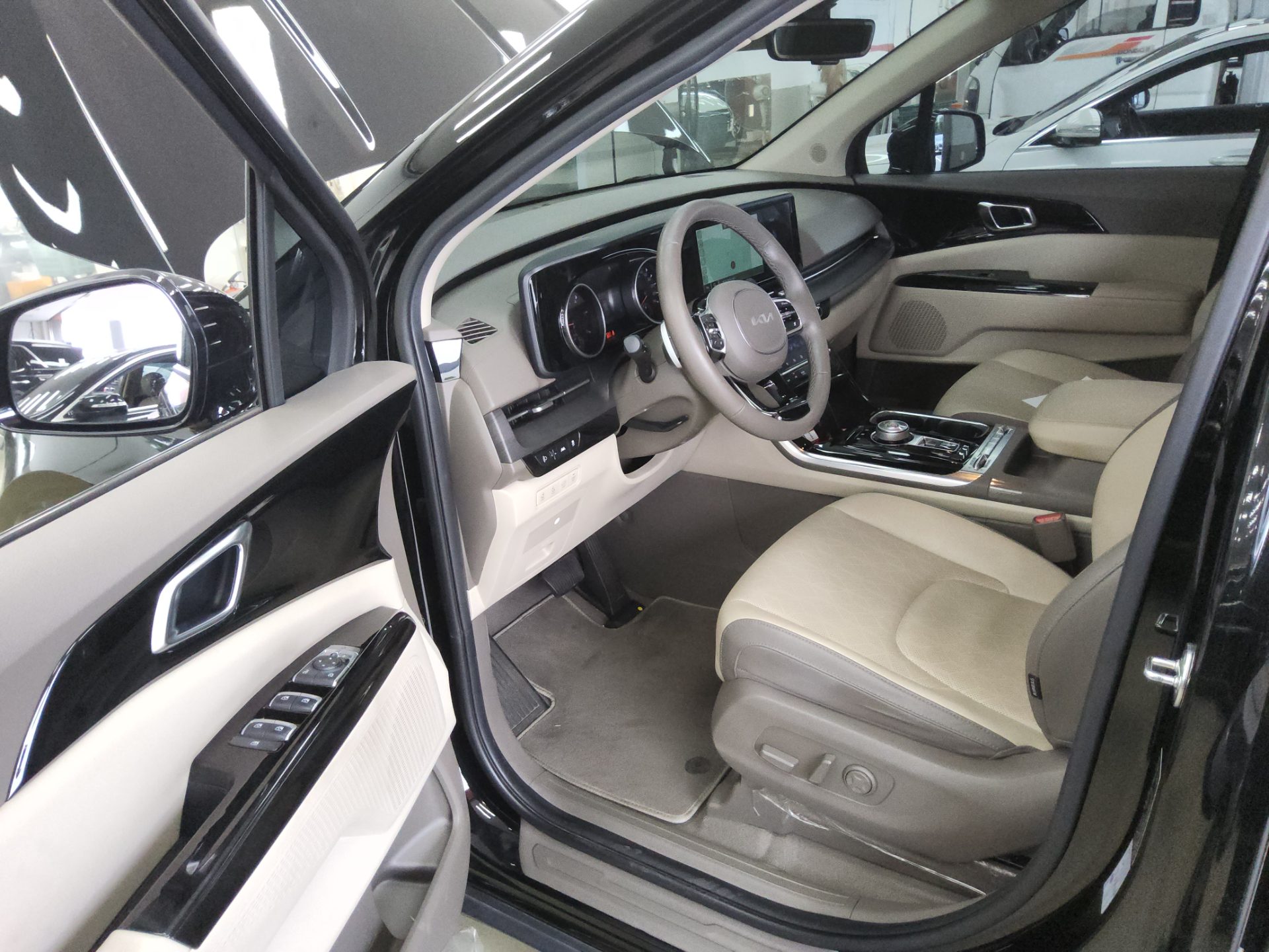 2023 - kia carnival