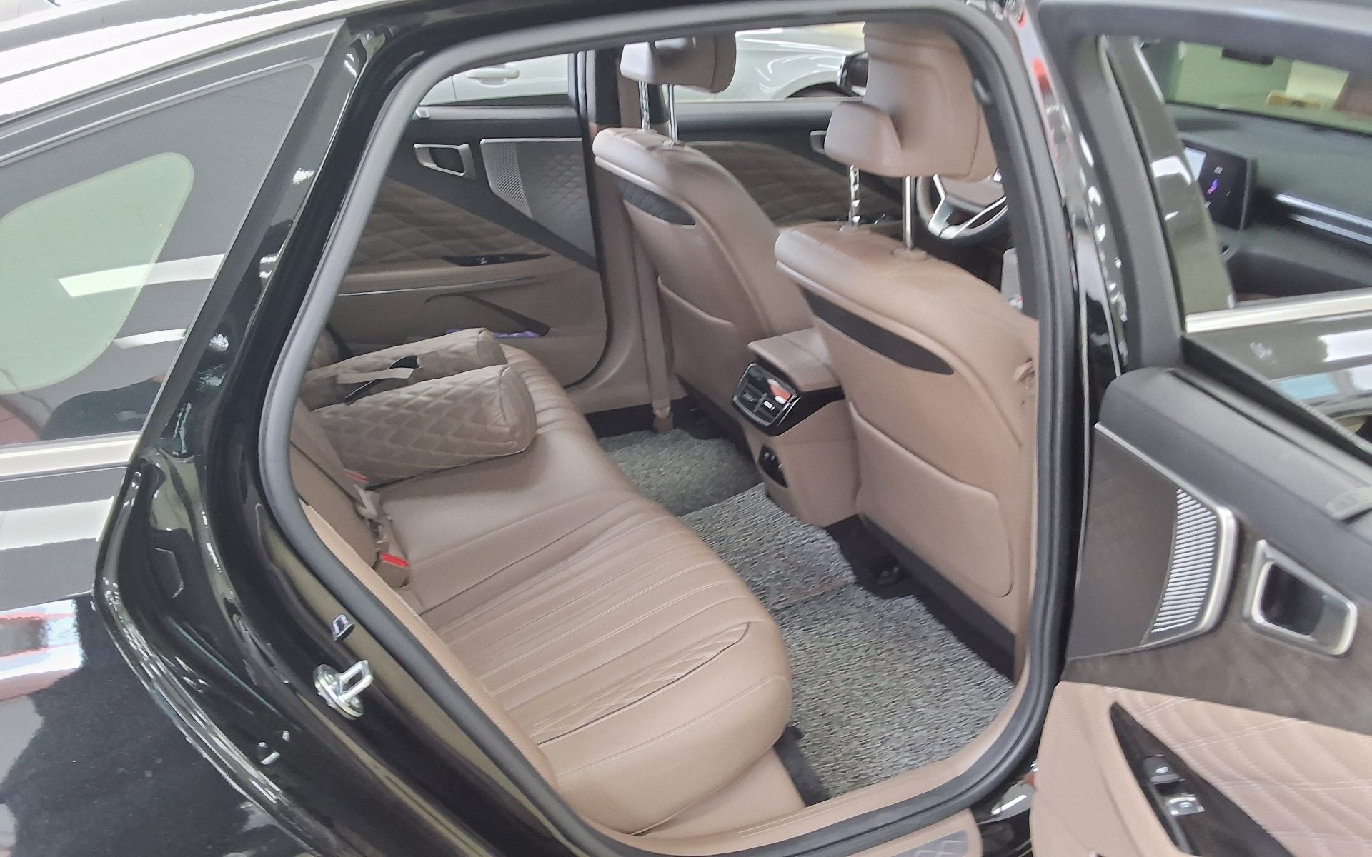 2024 - kia k8
