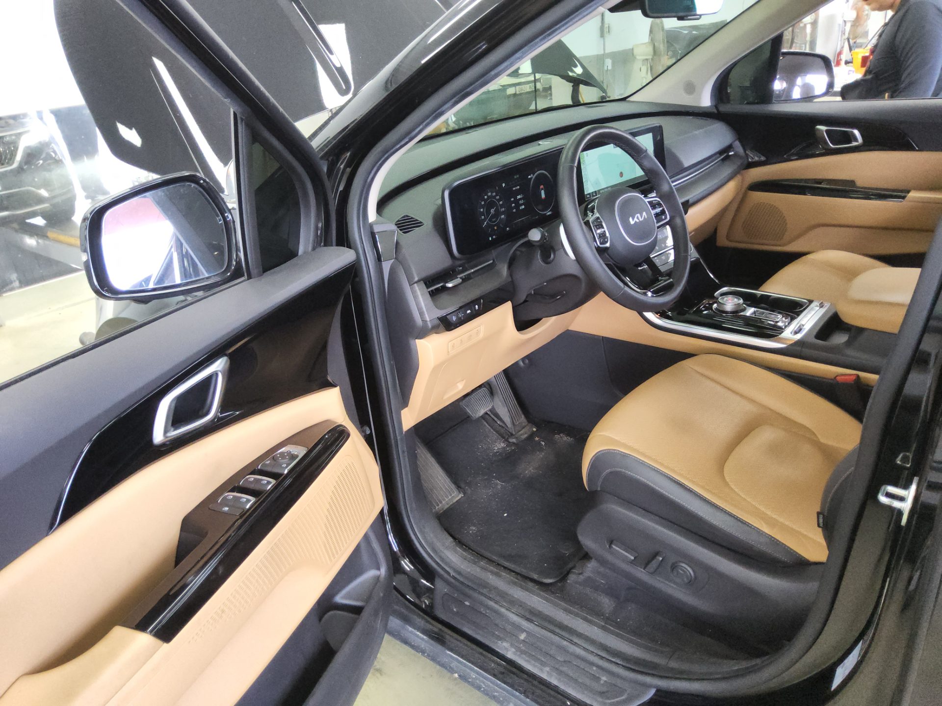 2023 - kia carnival