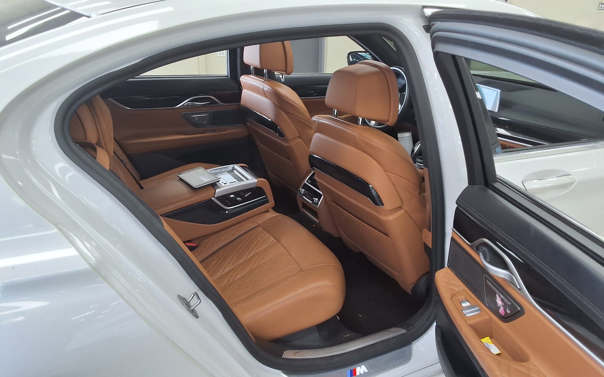 2021 - bmw m7