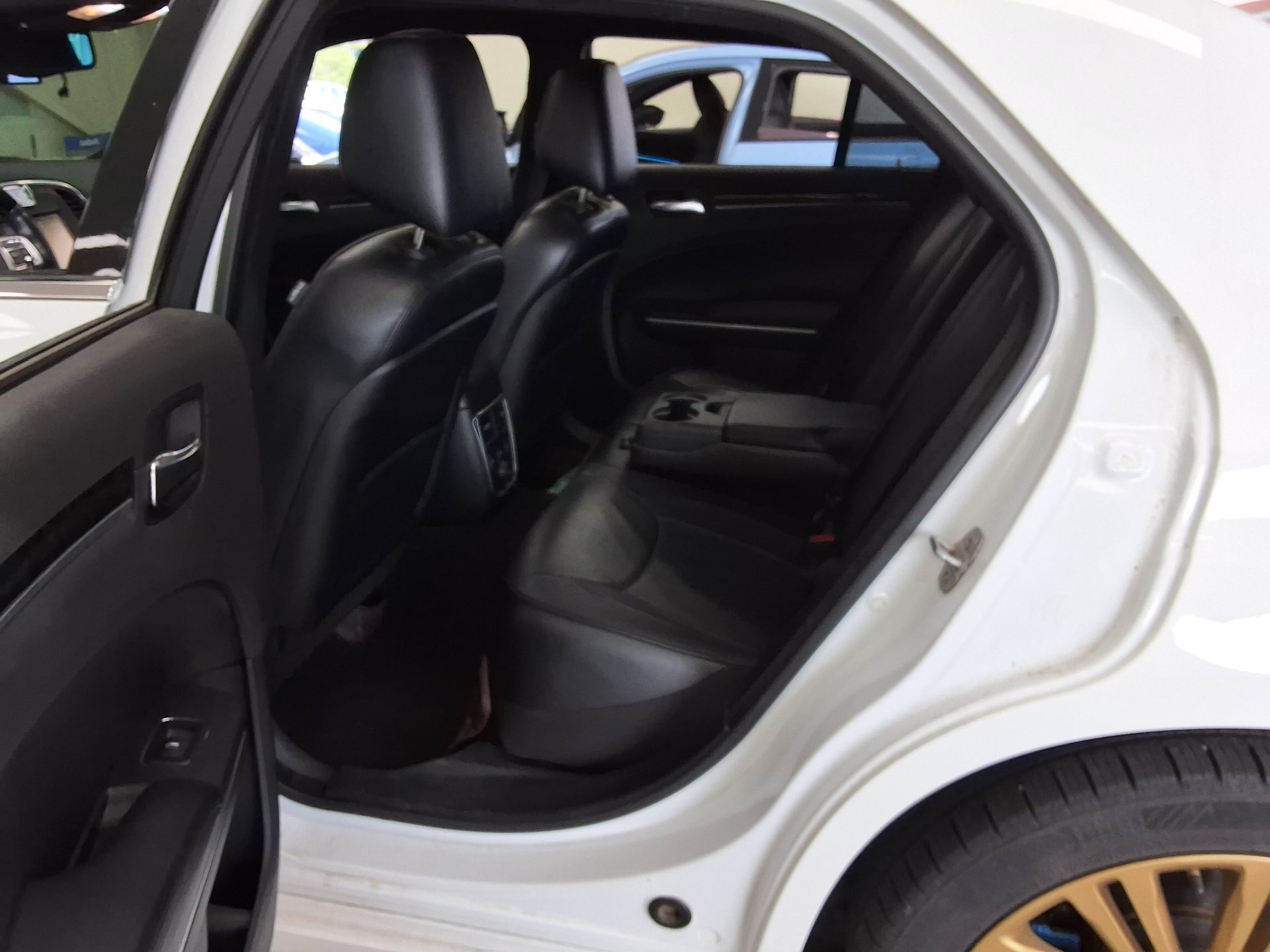2014 - chrysler 300c