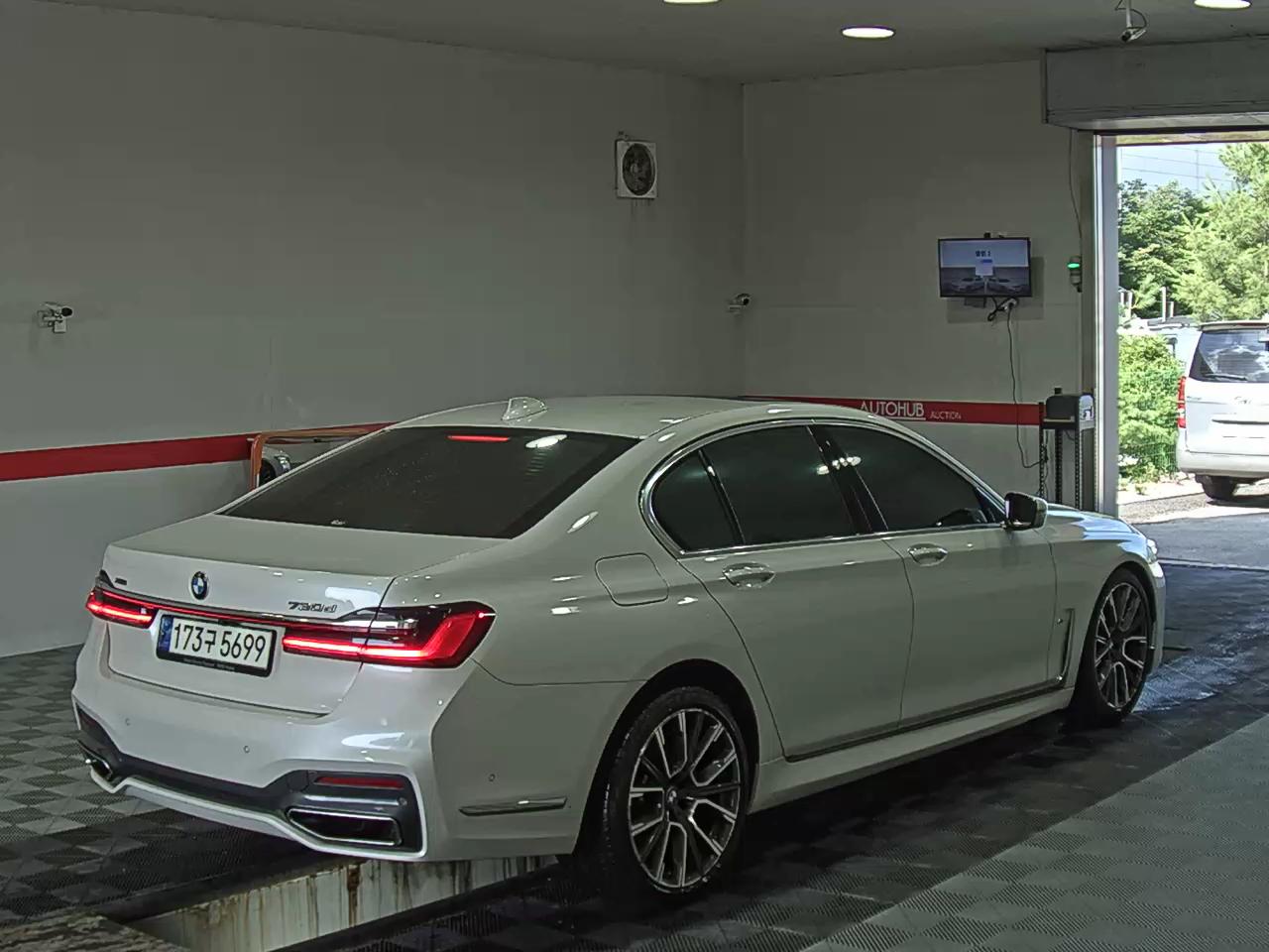 2021 - bmw m7