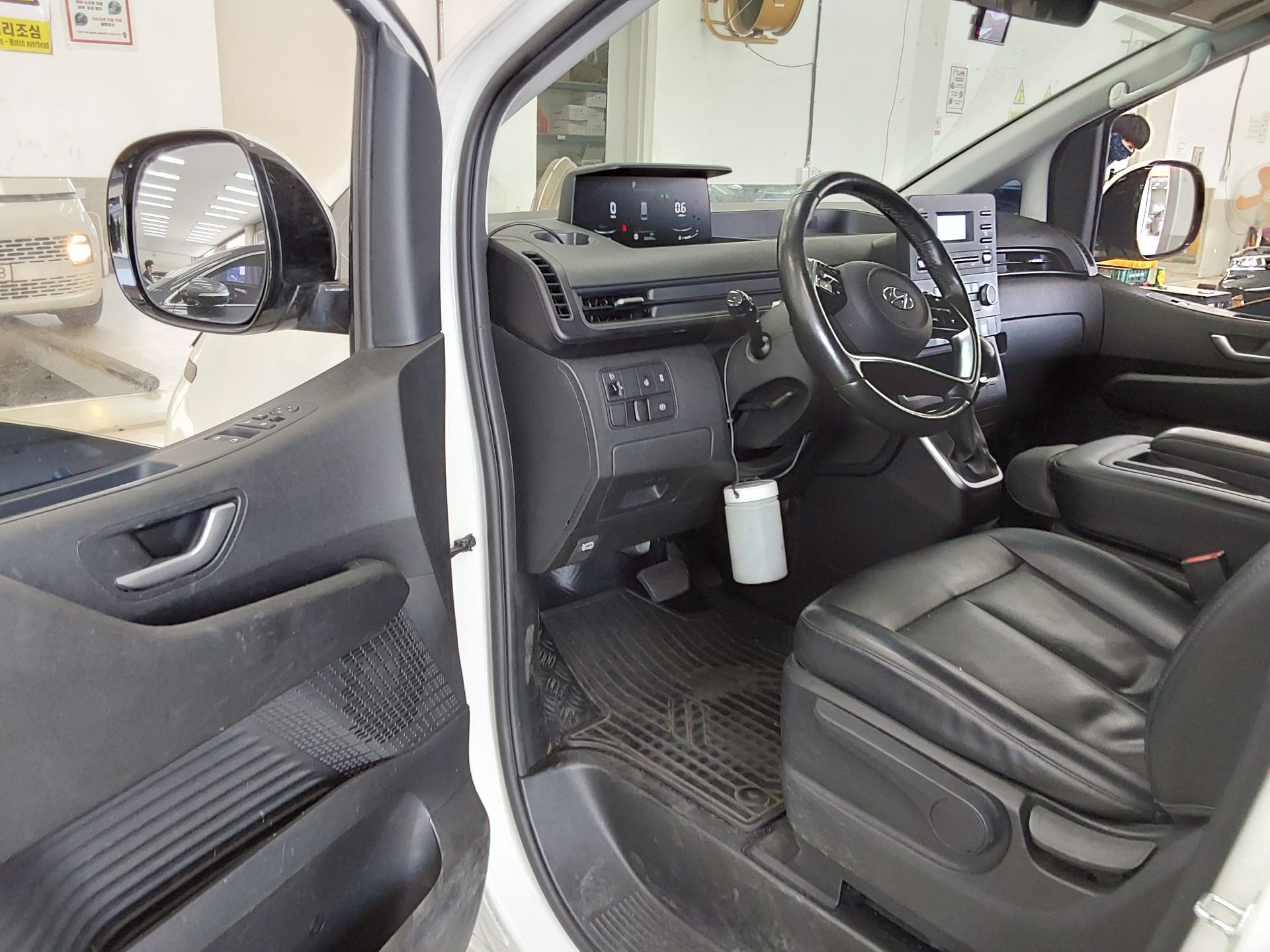 2022 - hyundai staria