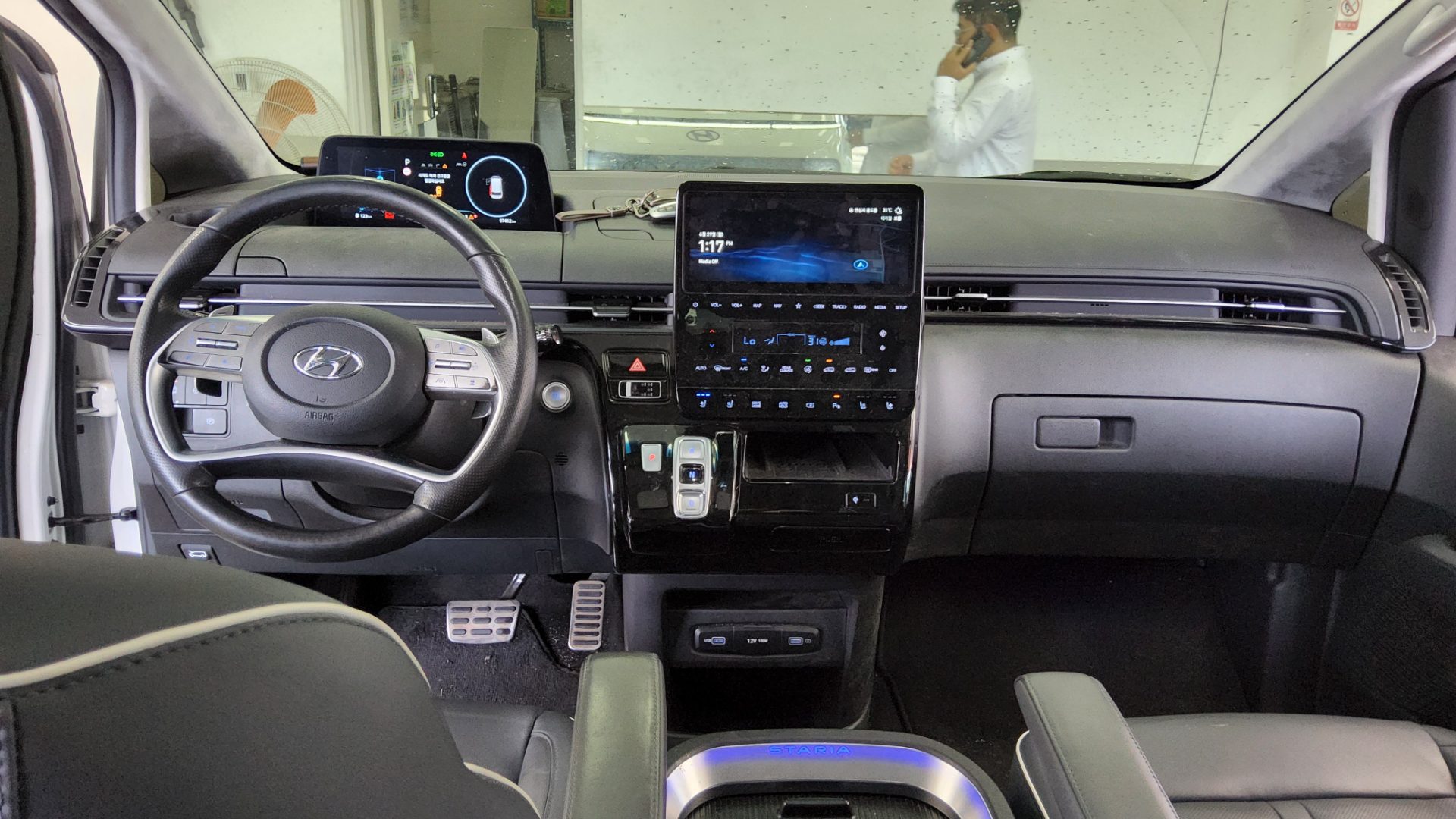 2023 - hyundai staria