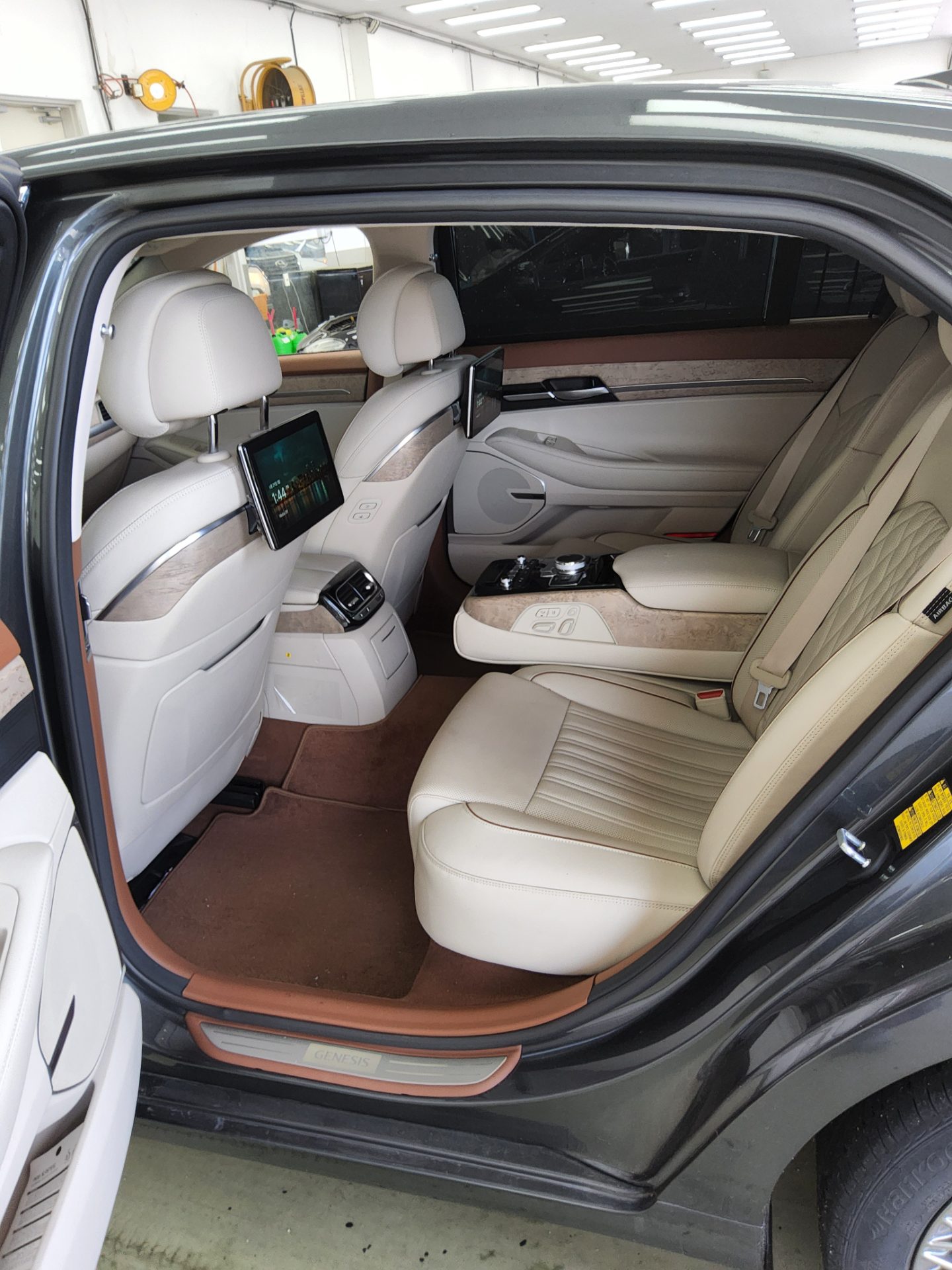 2021 - genesis g90