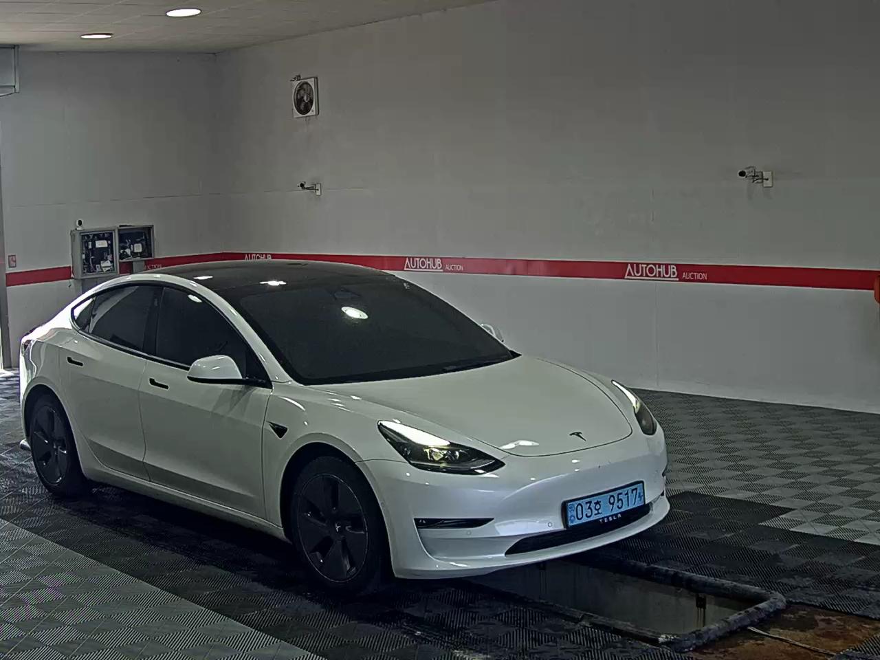 2022 - tesla model 3