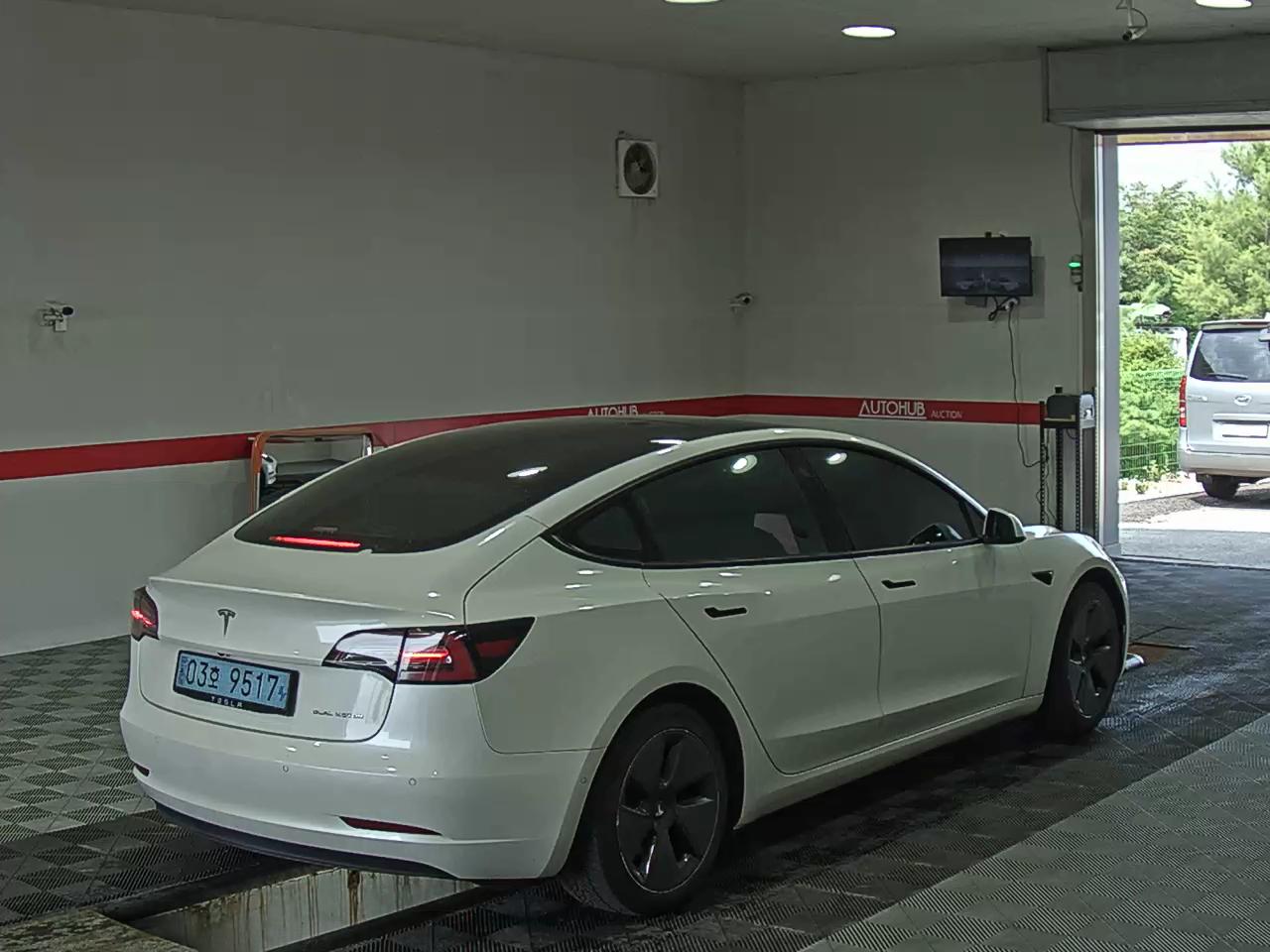 2022 - tesla model 3