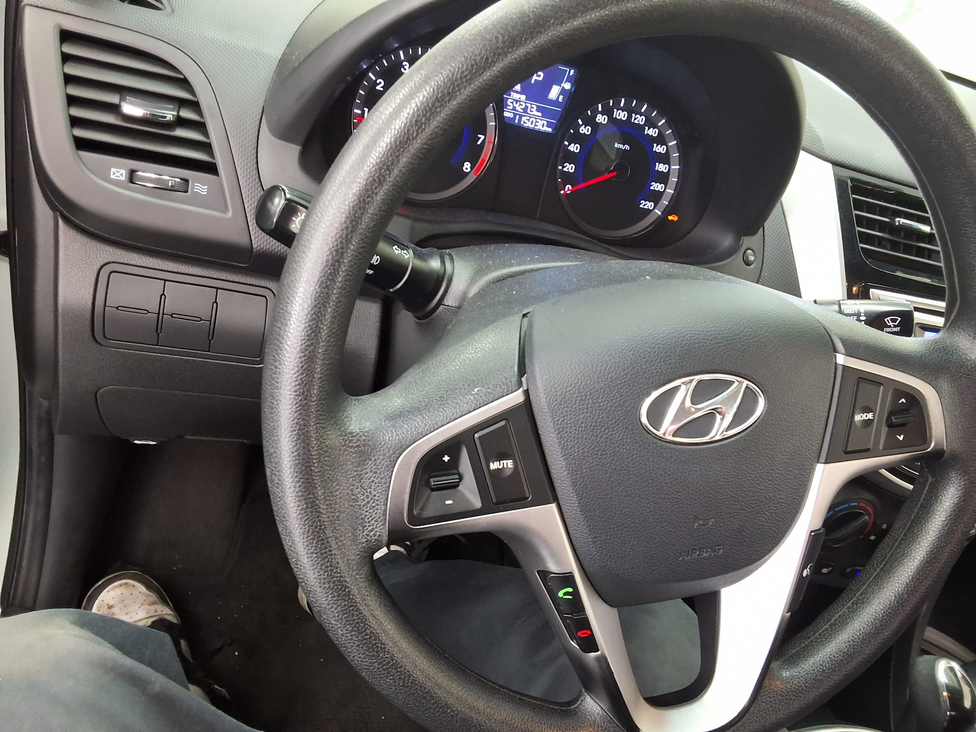 2012 - hyundai accent