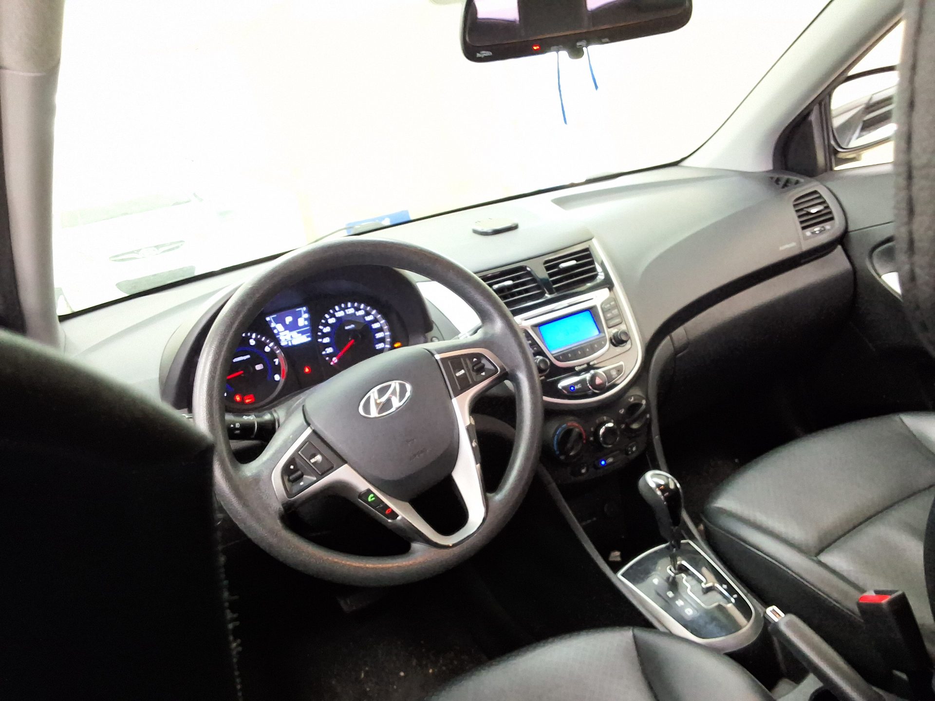 2012 - hyundai accent