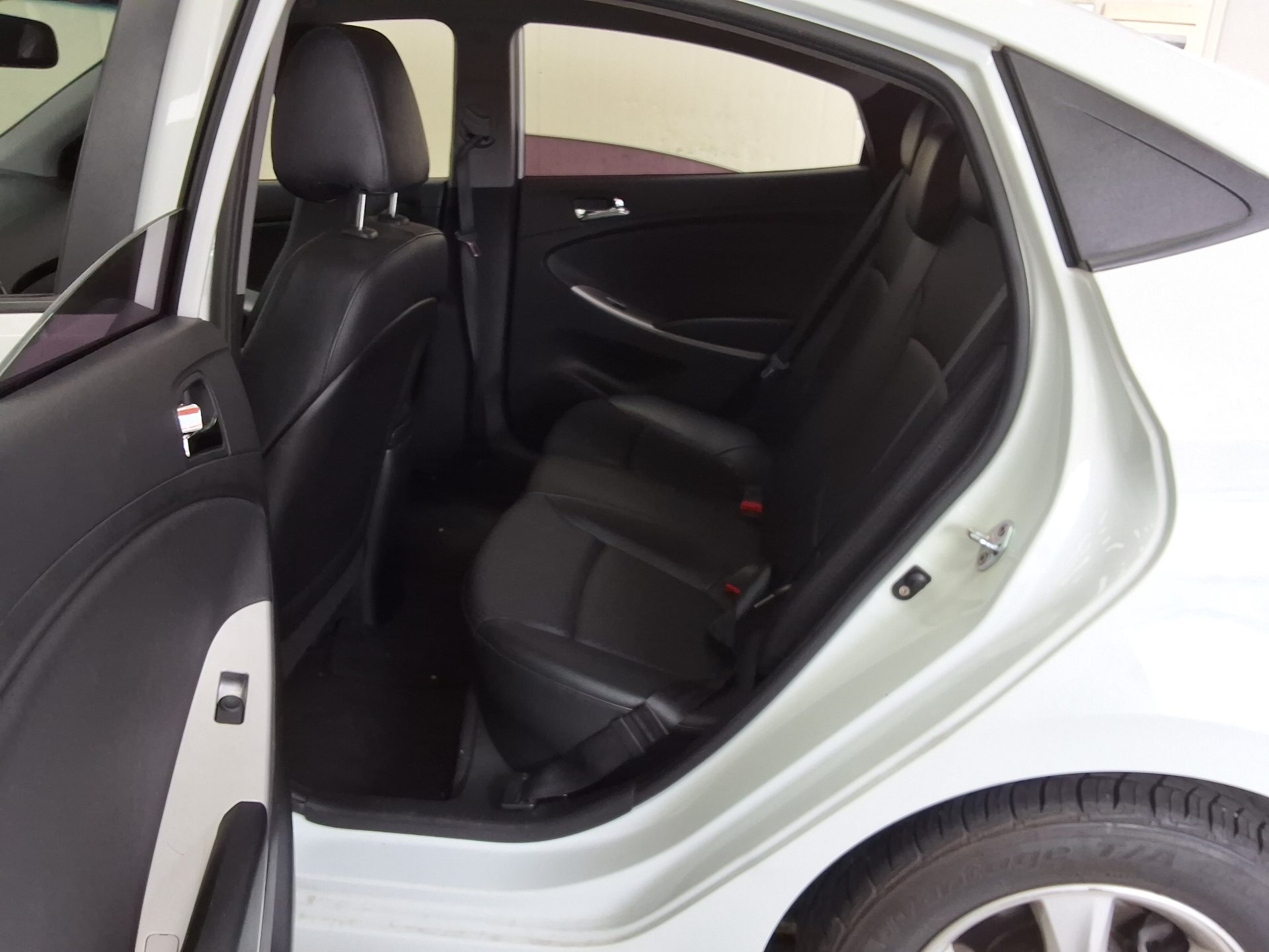 2012 - hyundai accent