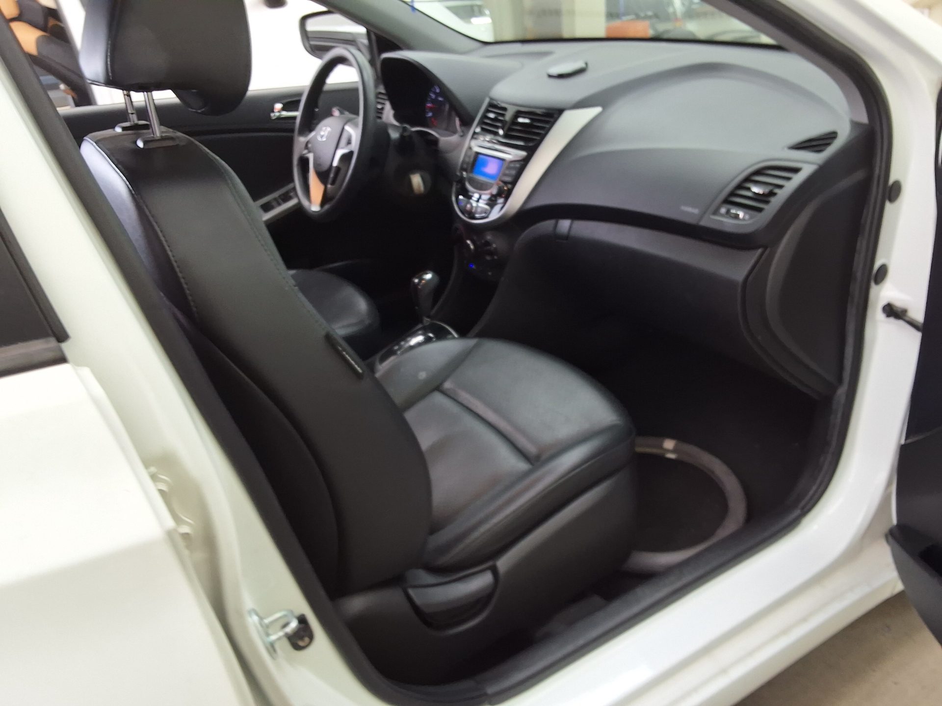 2012 - hyundai accent