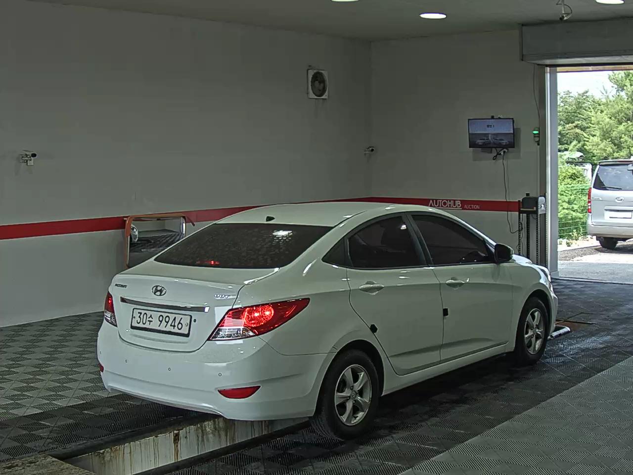 2012 - hyundai accent