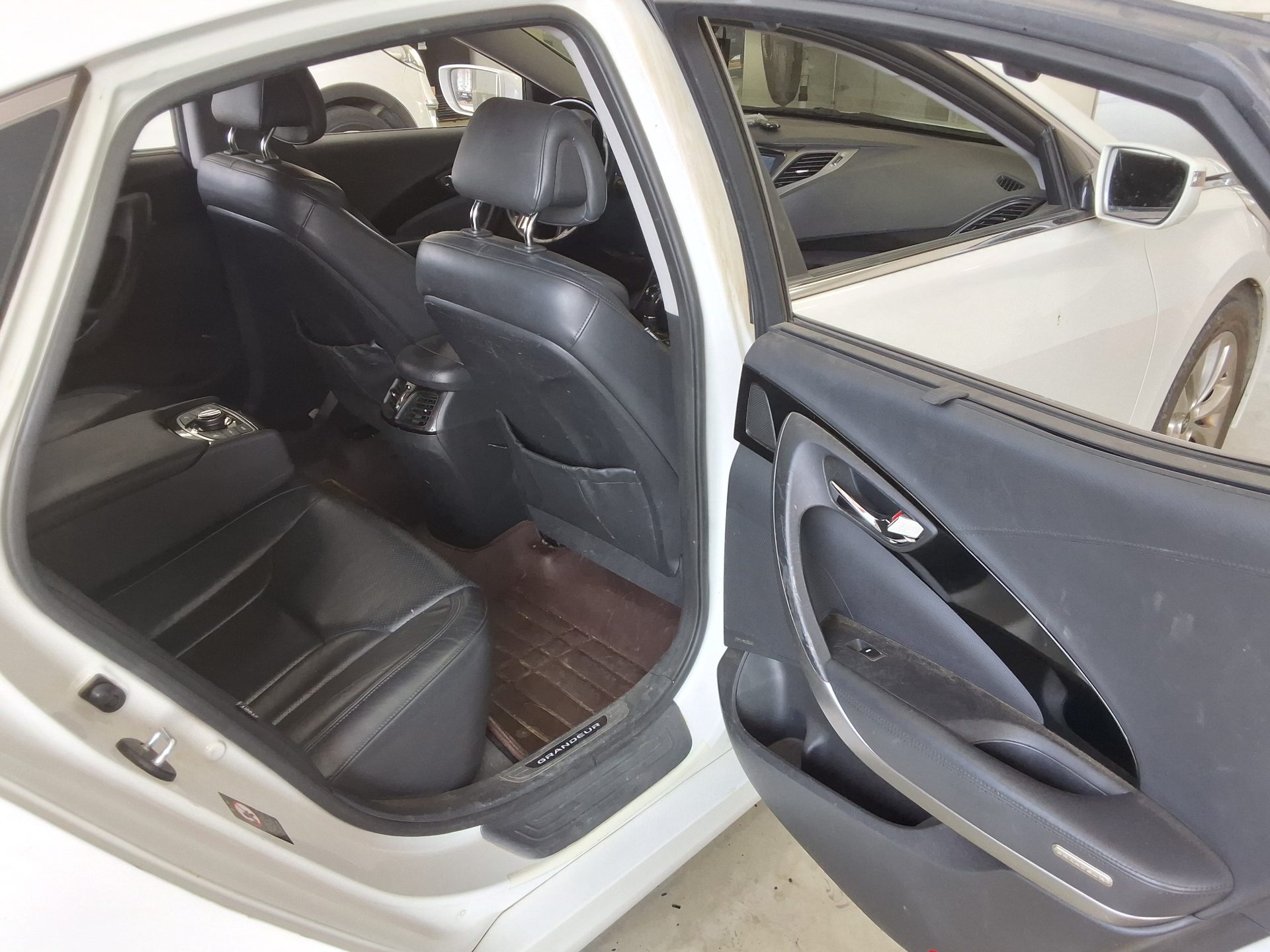 2011 - hyundai grandeur