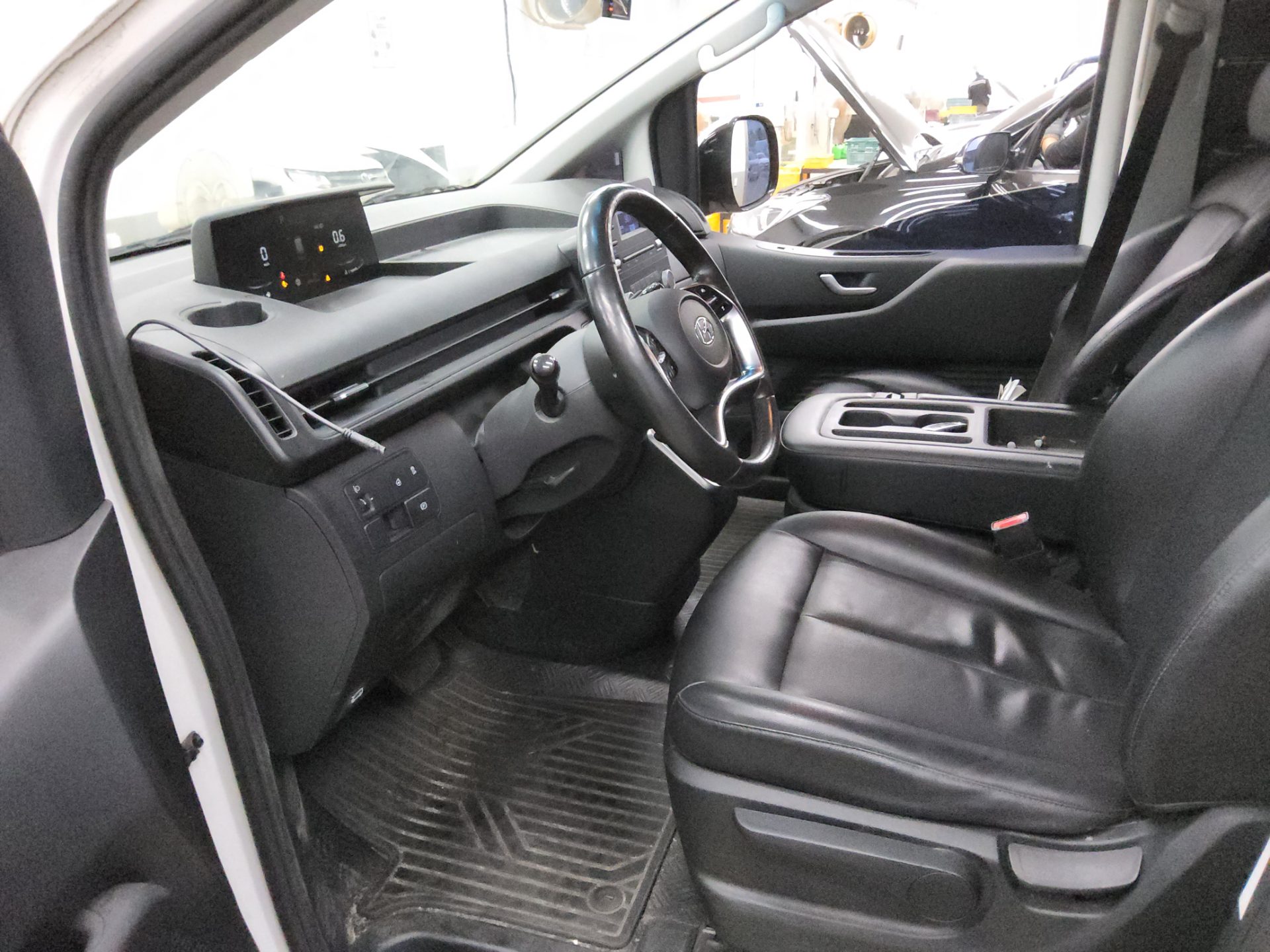 2022 - hyundai staria