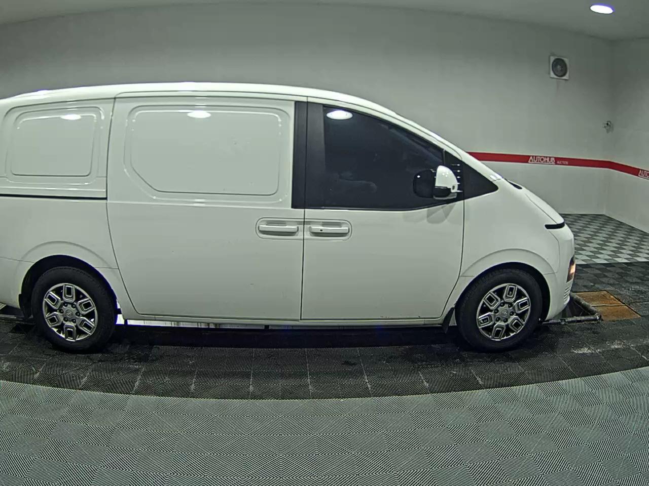 2022 - hyundai staria