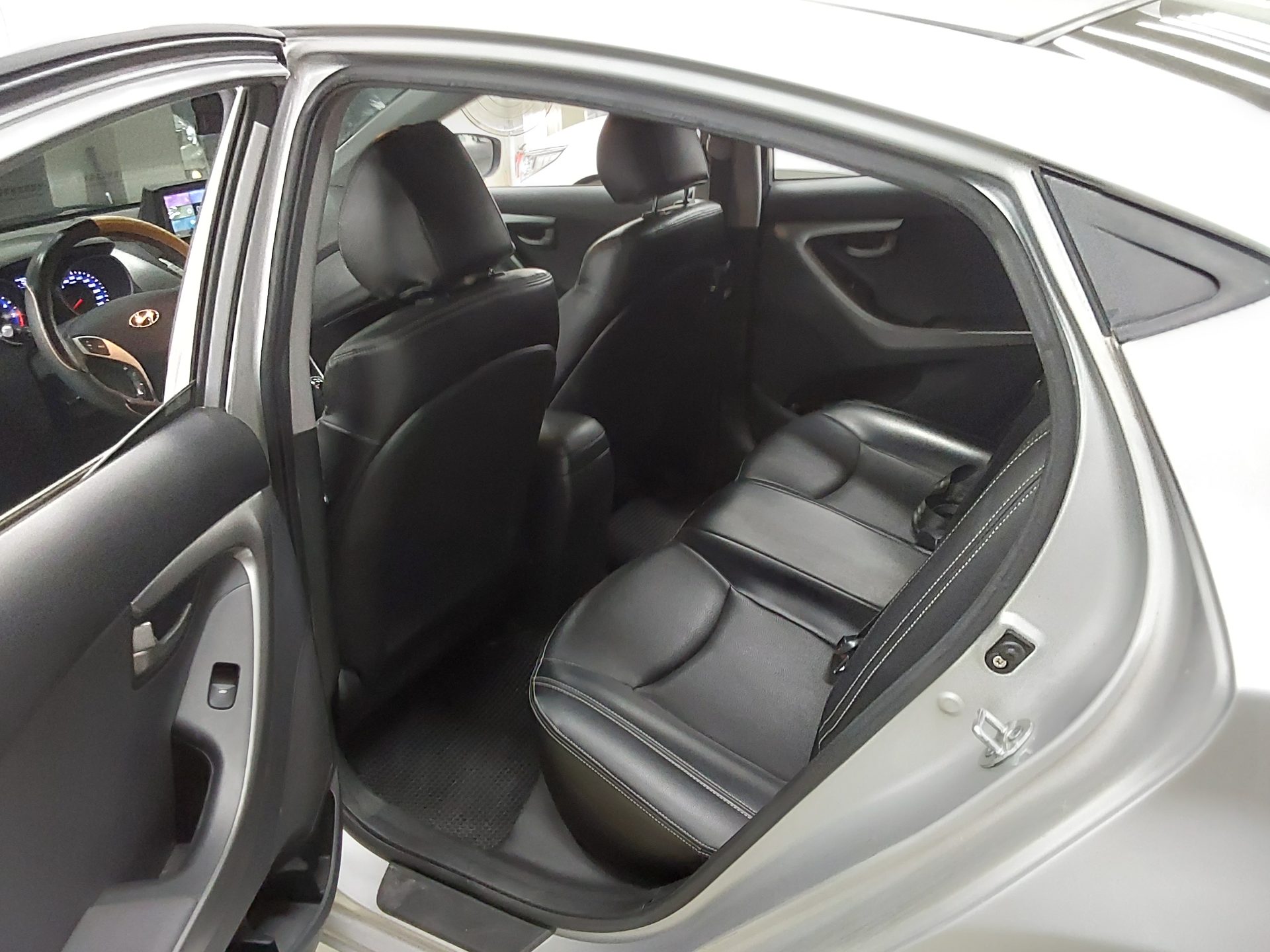 2011 - hyundai avante
