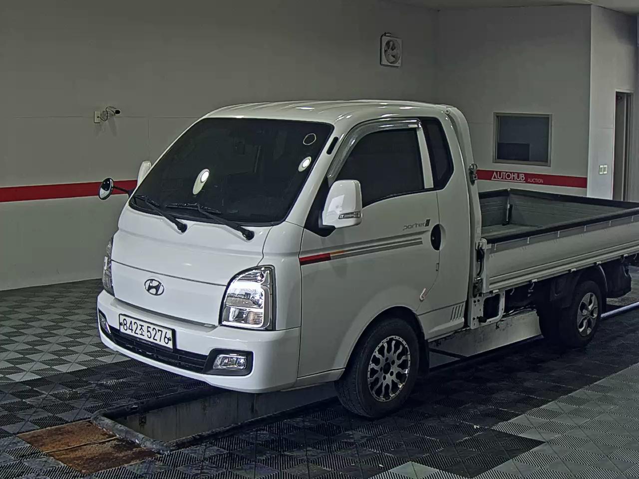 HYUNDAI PORTER II HIGH-ROOF BUILT-IN BOX TRUCK SUPER CAB