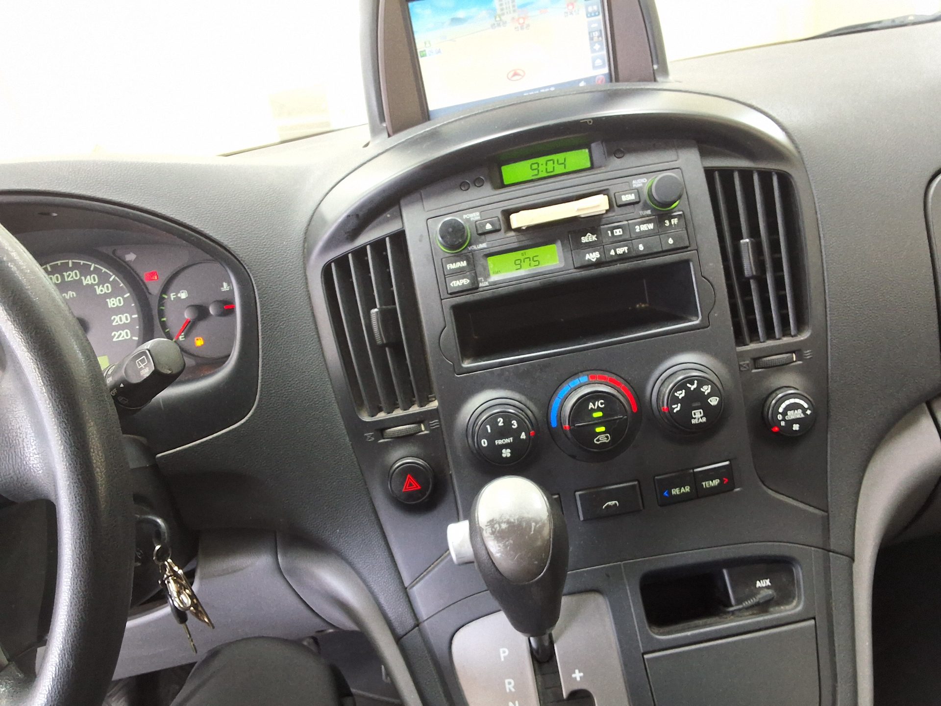2010 - hyundai grand starex