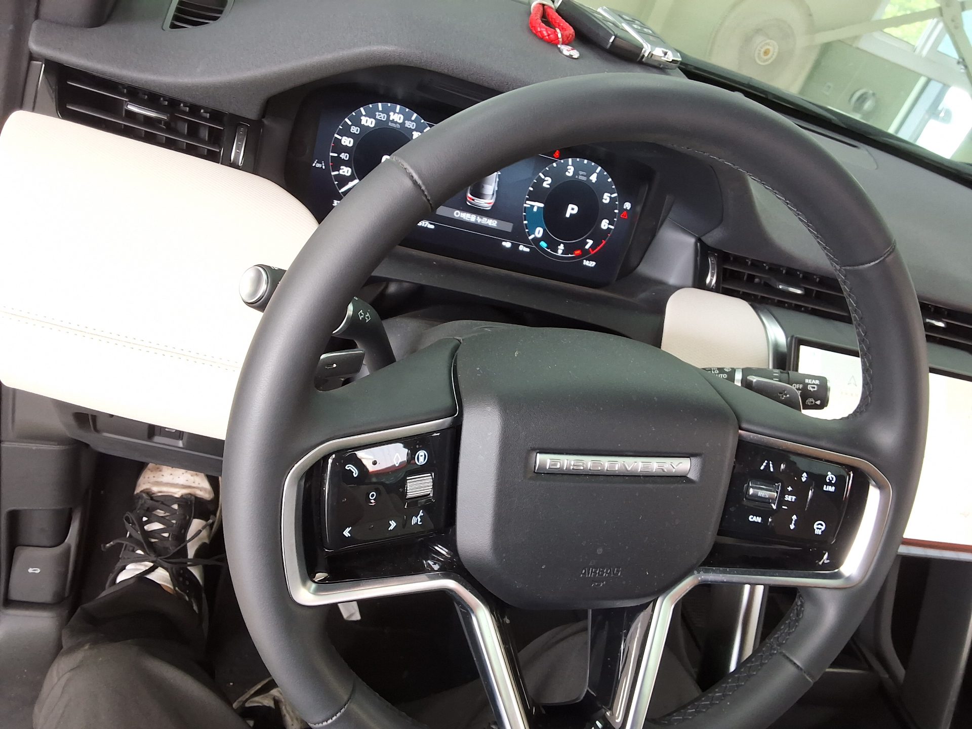 2025 - land rover discovery