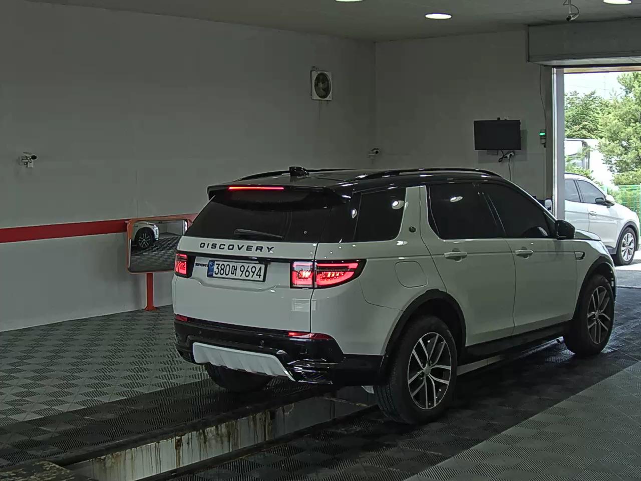 2025 - land rover discovery
