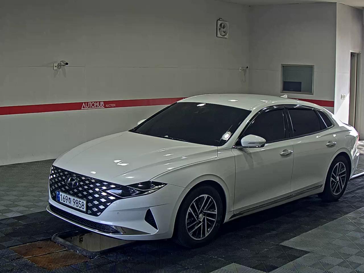 HYUNDAI GRANDEUR LPi RENTAL CAR