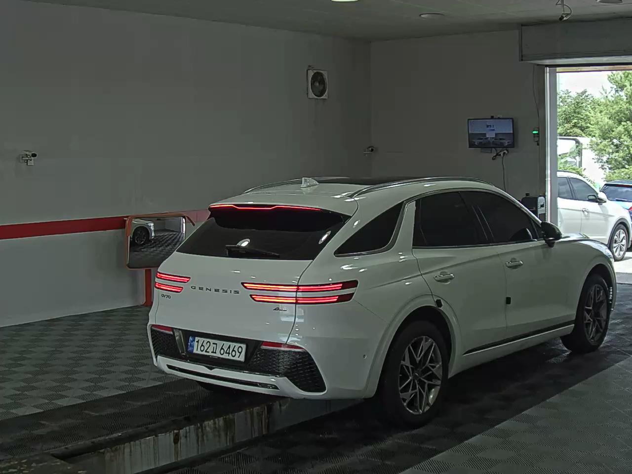 2021 - genesis gv70