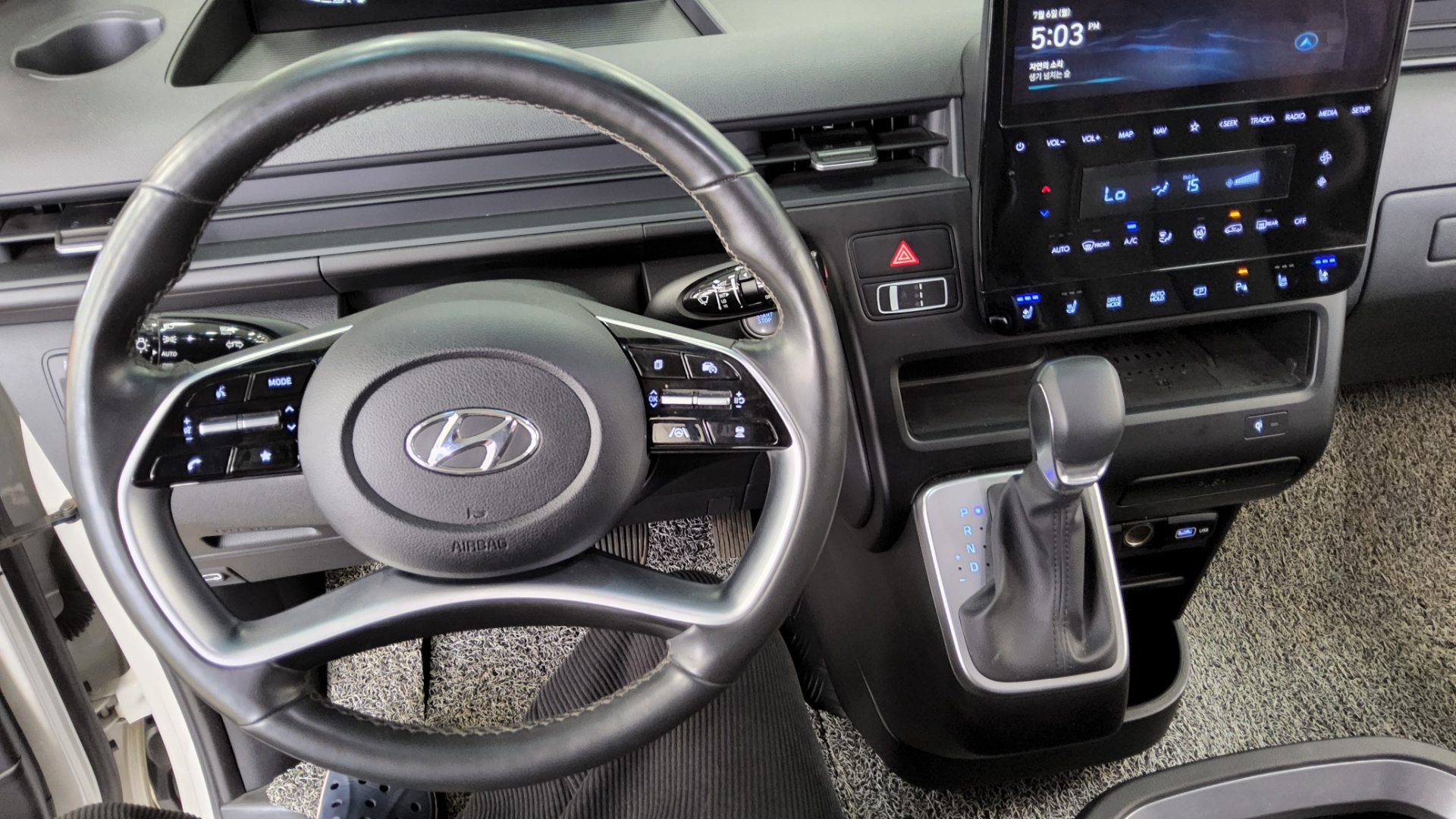 2023 - hyundai staria