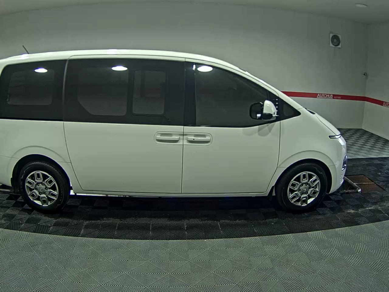 2023 - hyundai staria