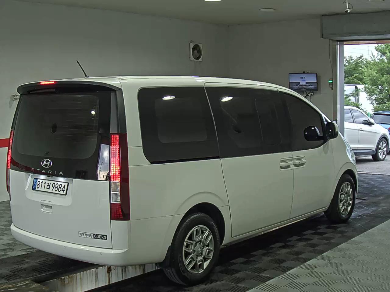 2023 - hyundai staria