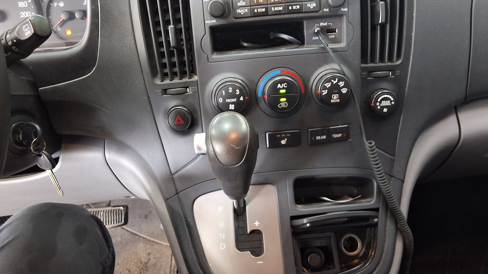 2012 - hyundai grand starex
