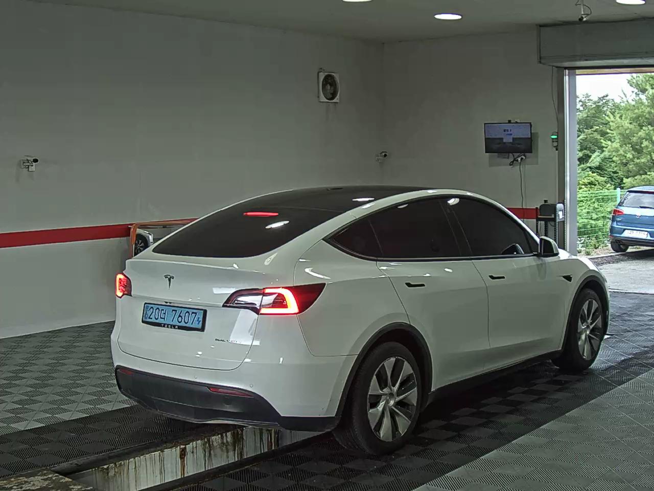 Tesla Model Y 2022 — صورة 13