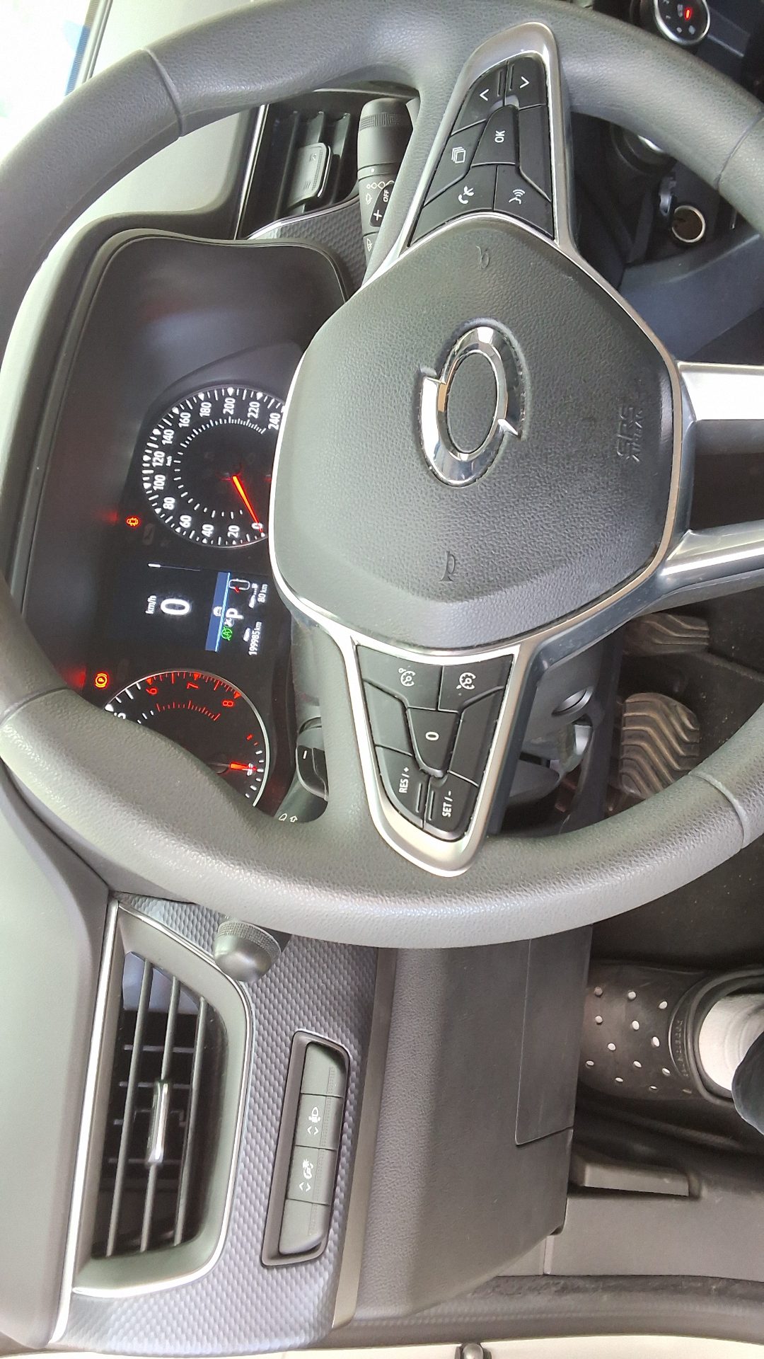 2020 - renault xm3