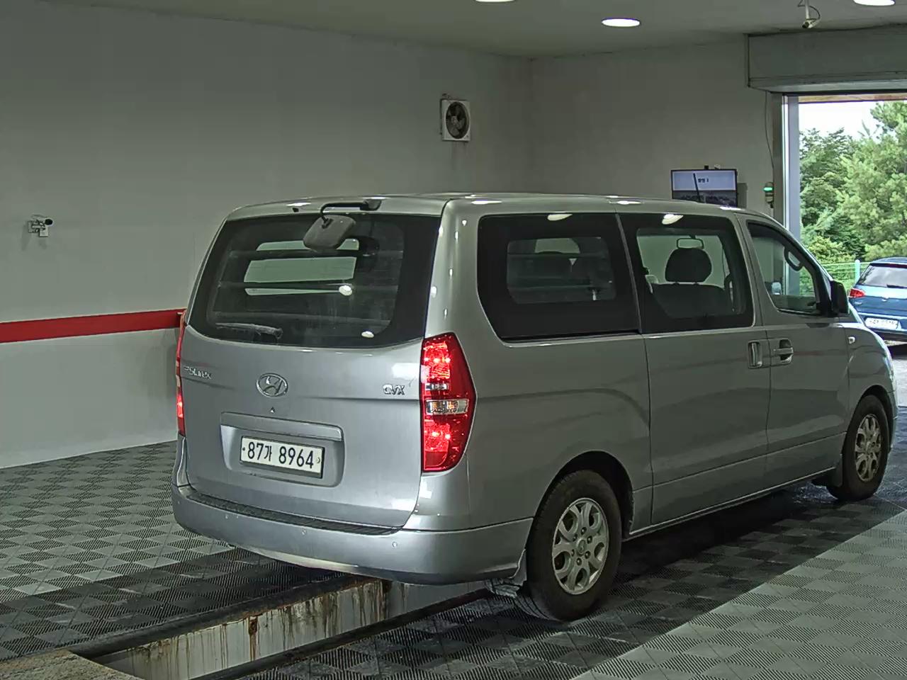 2011 - hyundai grand starex