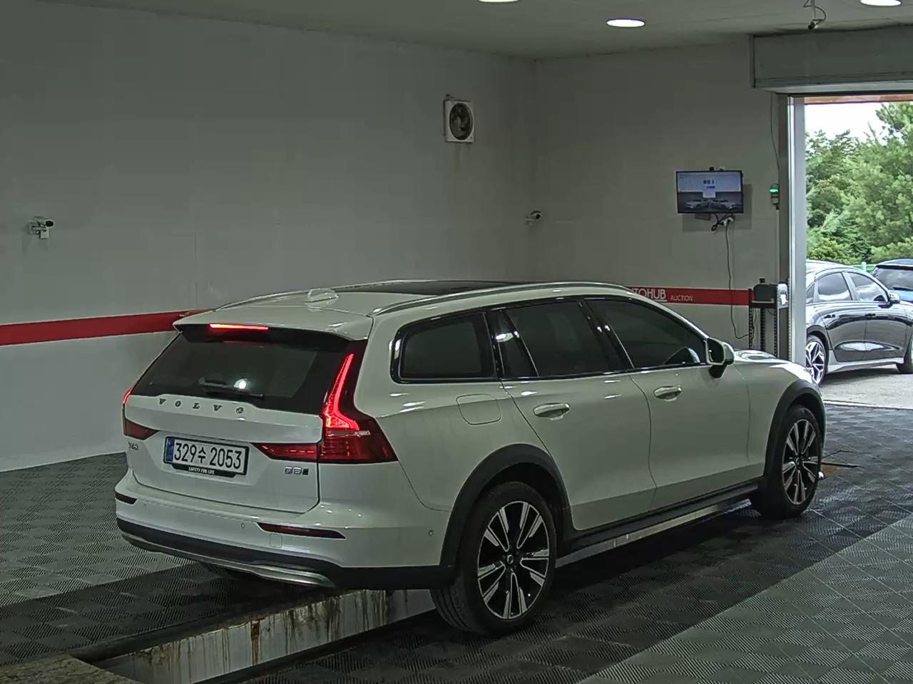 2023 - volvo v60