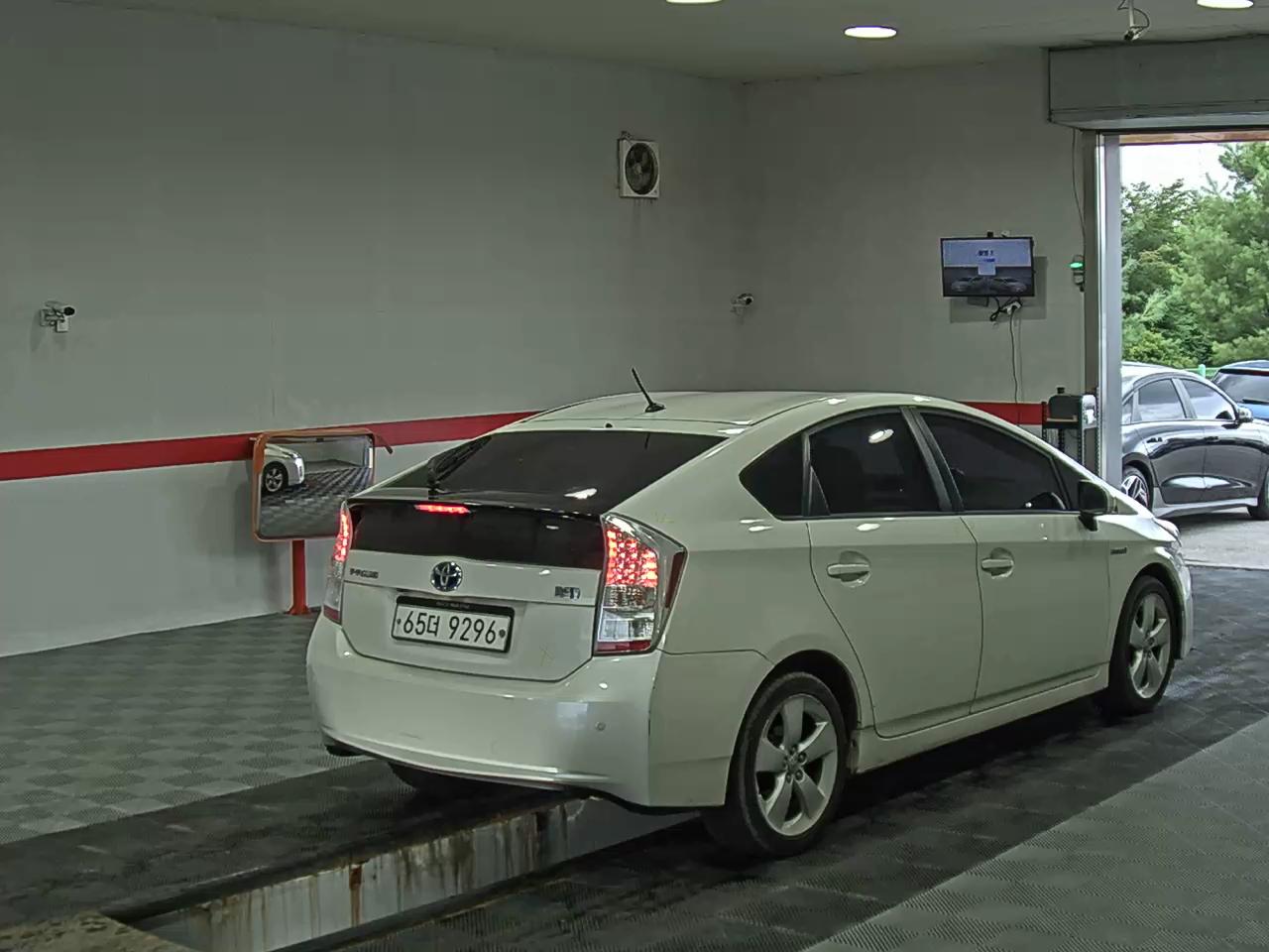 2011 - toyota prius