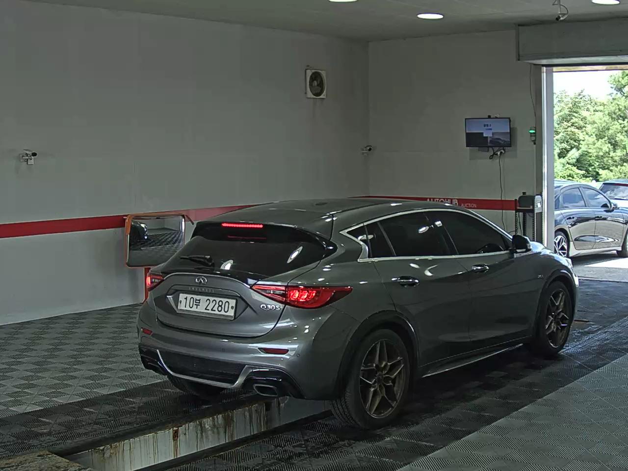 2017 - infiniti q30