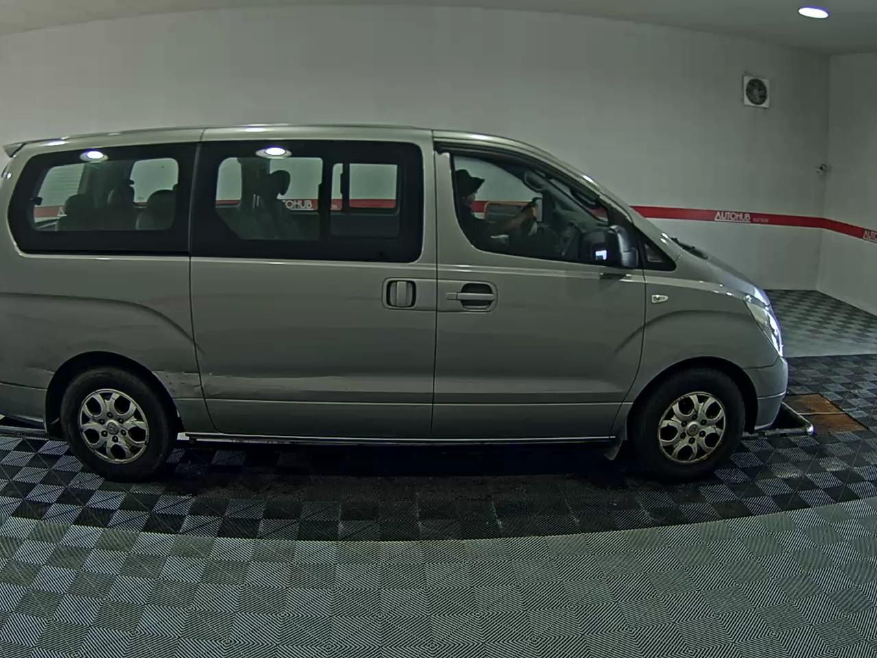 2011 - hyundai grand starex