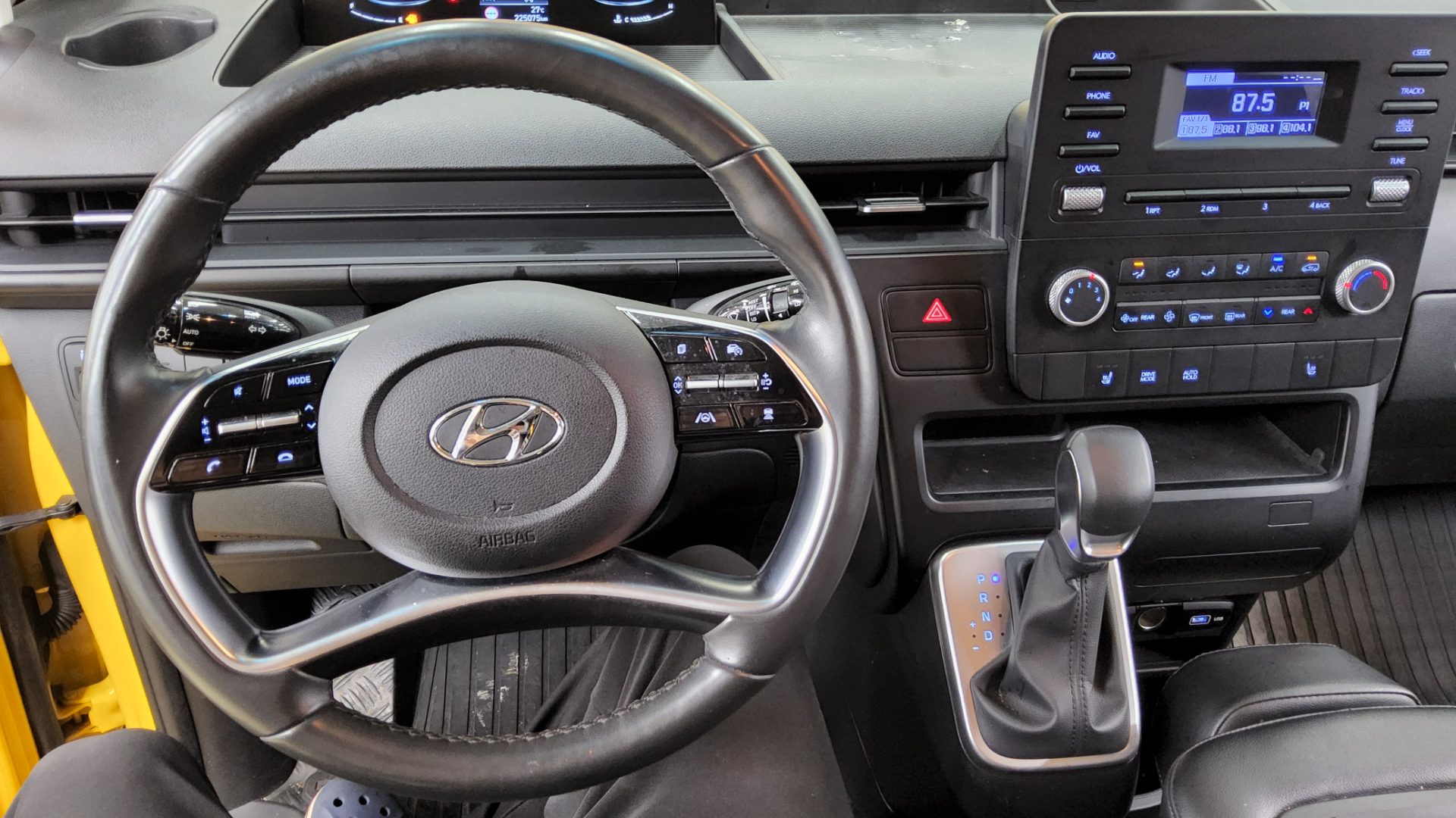2022 - hyundai staria