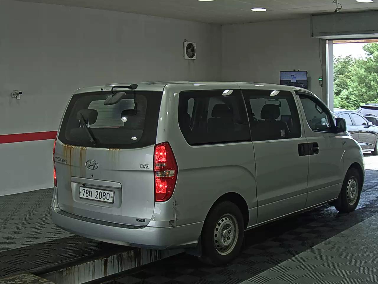 2010 - hyundai grand starex