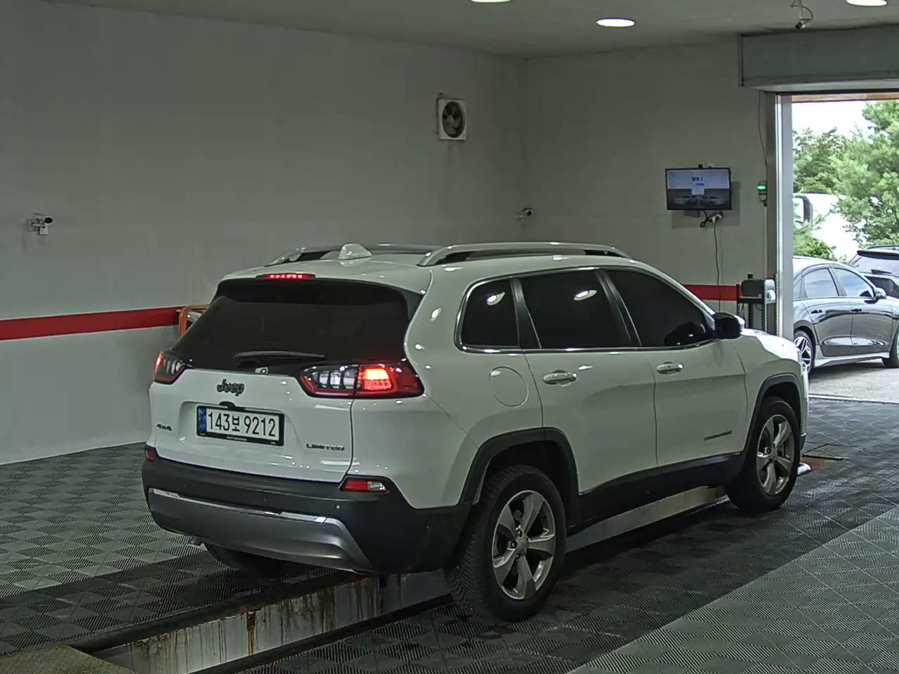 2021 - jeep cherokee